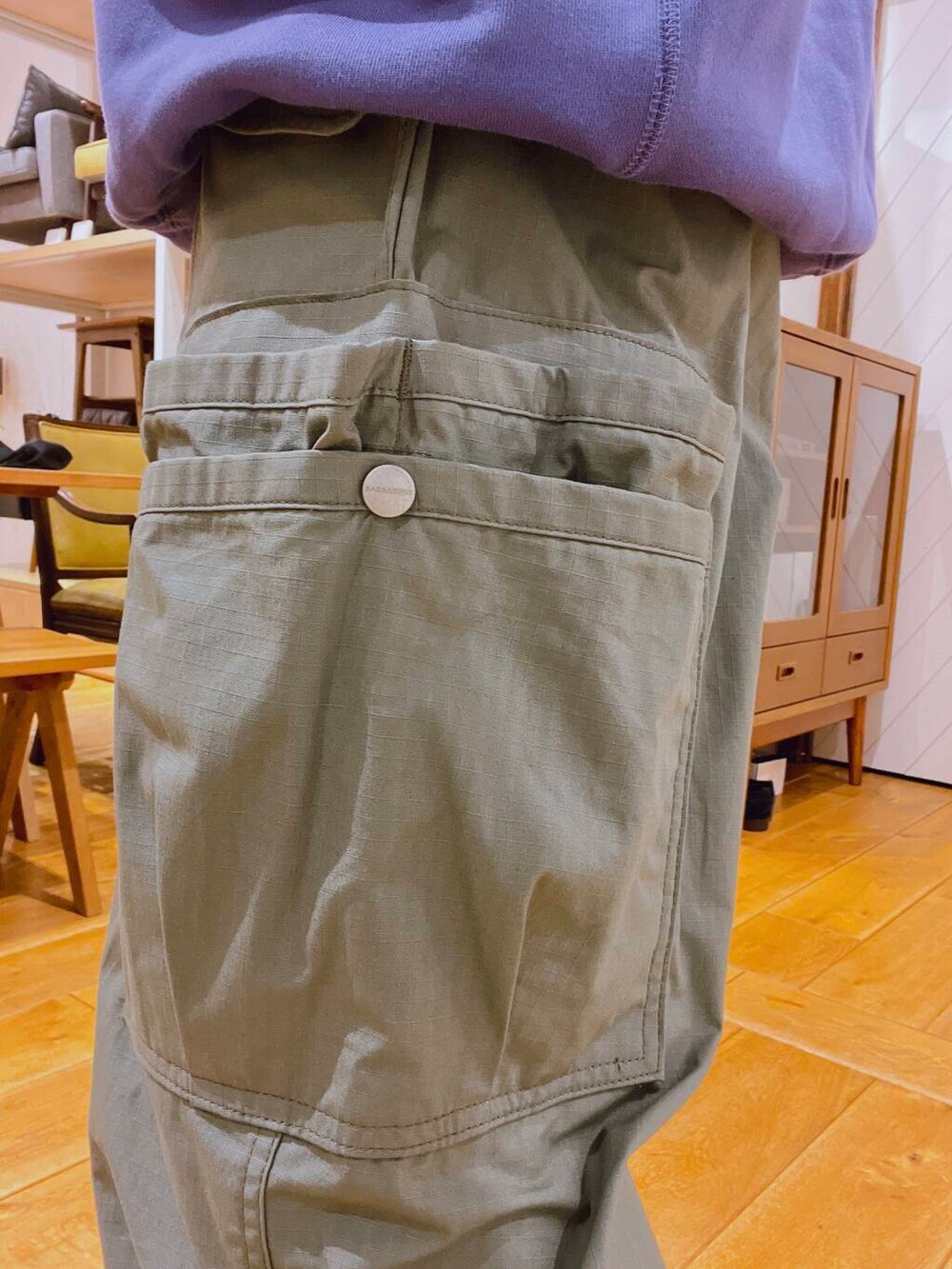 パープル系のスウェット、グレー系のその他パンツを着用したメンズの秋コーディネートの4枚目の写真