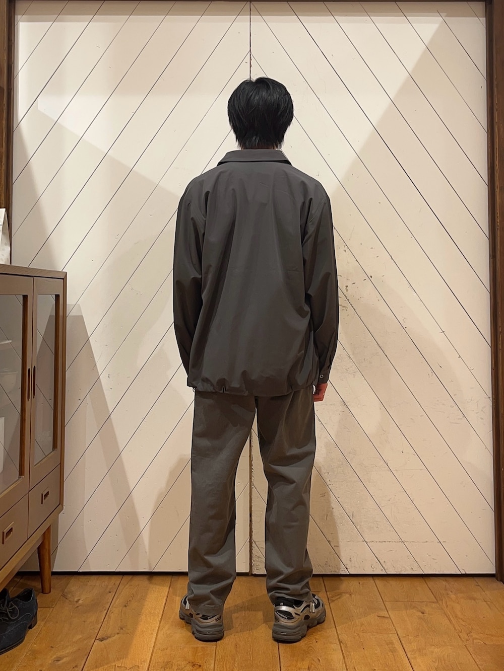 グレー系のシャツ/ブラウス、グレー系のその他パンツ、ブラック系のTシャツ/カットソーを着用したメンズの秋コーディネートの3枚目の写真