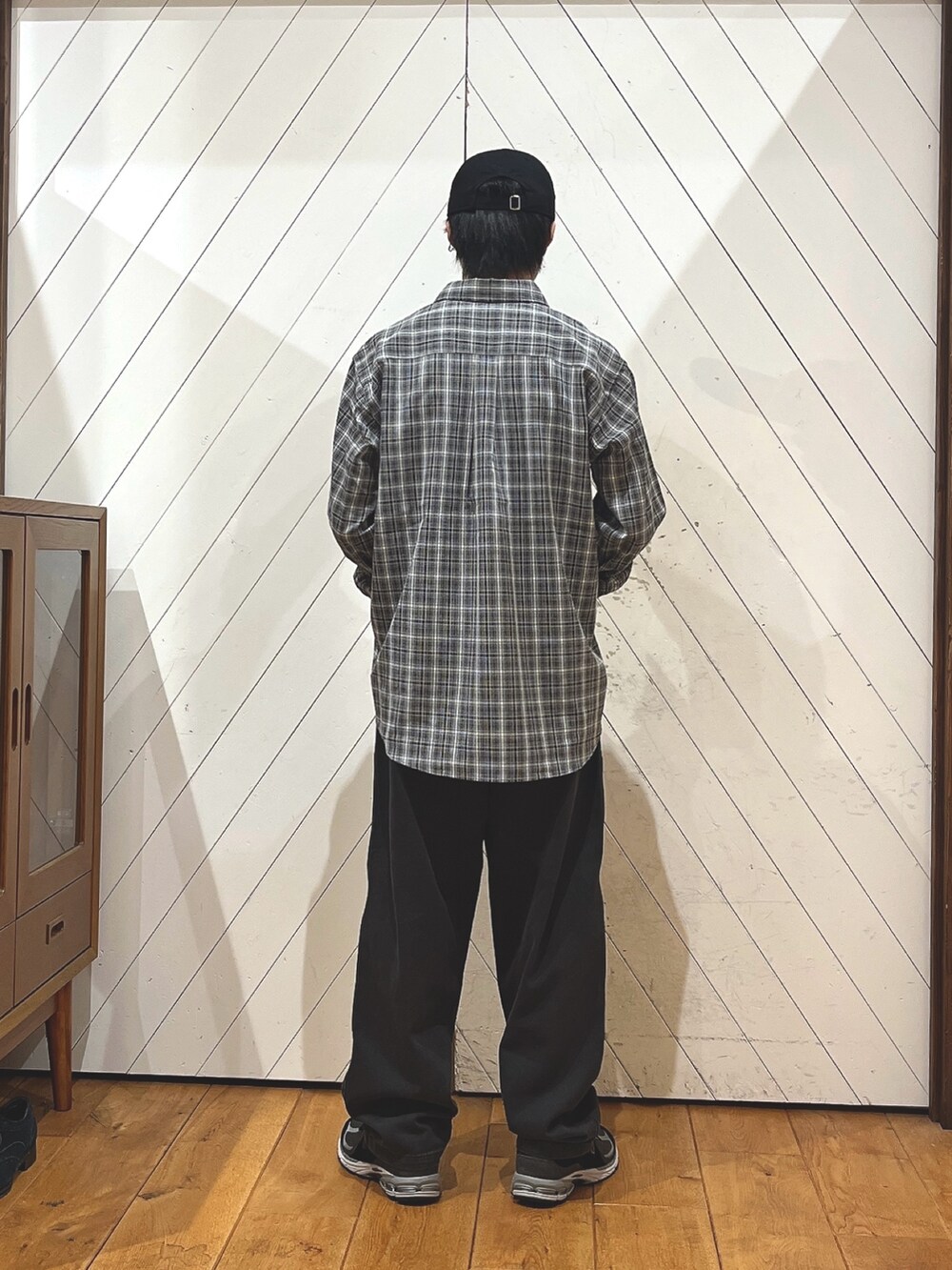 その他のシャツ/ブラウス、グレー系のその他パンツ、ブラック系のスニーカーを着用したメンズの秋コーディネートの2枚目の写真