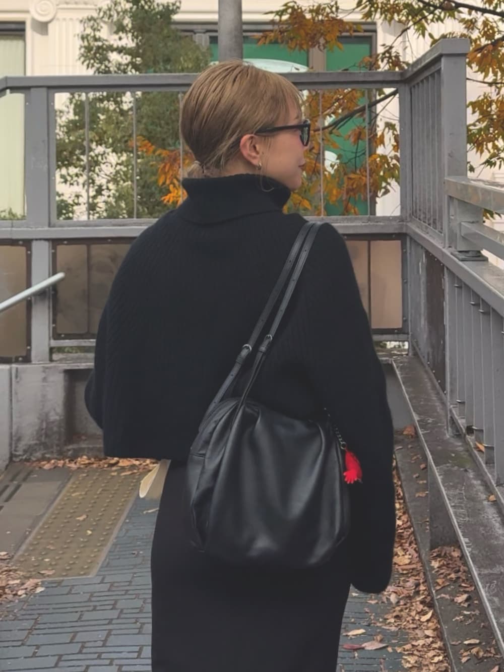 ブラック系のボストンバッグを着用したレディースの冬コーディネートの3枚目の写真