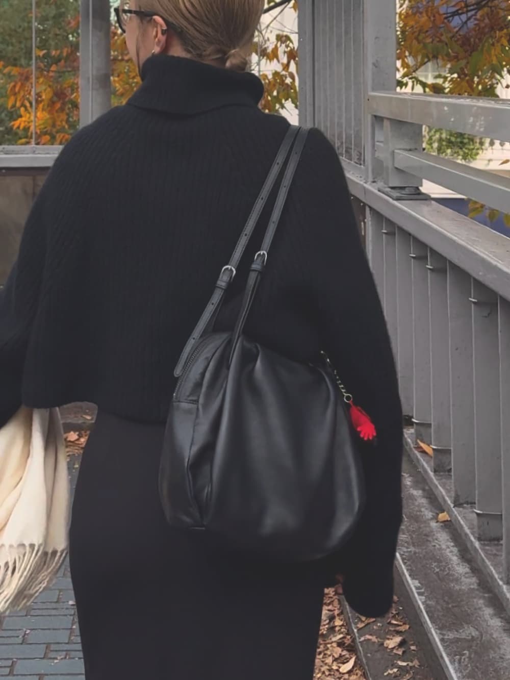 ブラック系のボストンバッグを着用したレディースの冬コーディネートの2枚目の写真