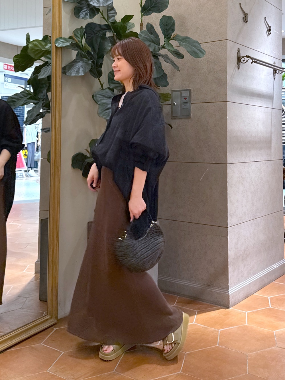「夏ルックで気分アップ、休日スタイル、厚底サンダル、シンプルコーデ、きれいめカジュアル、夏コーデ、マーメイドスカート、サンダル、お出かけコーデ、大人かわいい、キレイめ、レディースファッション、夏物、夏服コーデ、低身長女子」｜「RIVE DROITEの【R.good(アールドットグッド)】レイヤードワントップネックレス（ネックレス、シルバー系）」を使った、TOMOさん（骨格ナチュラル・レディース・152cm）の夏コーディネートの2枚目の写真