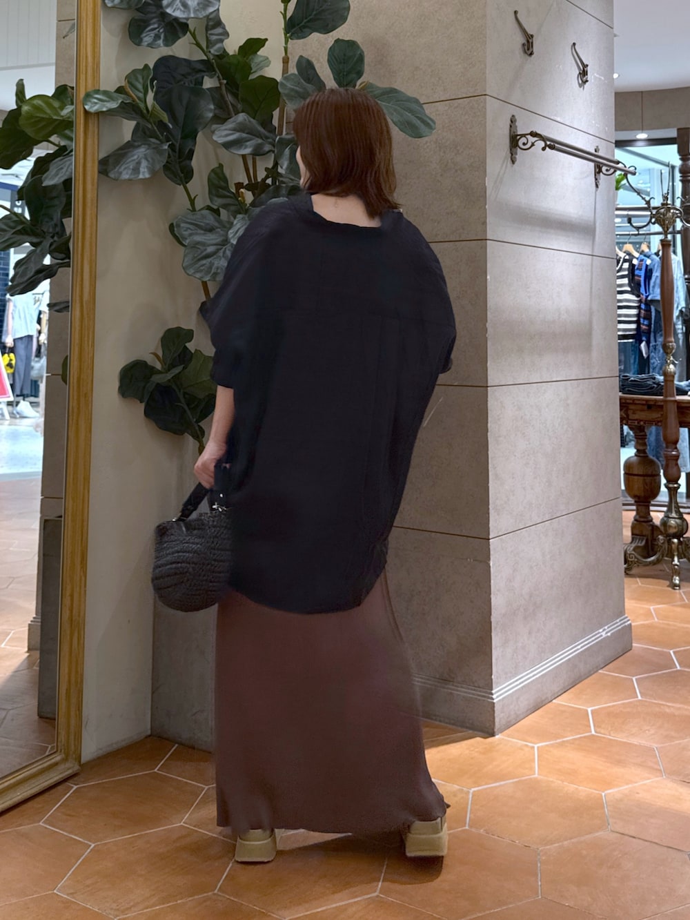 「夏ルックで気分アップ、休日スタイル、厚底サンダル、シンプルコーデ、きれいめカジュアル、夏コーデ、マーメイドスカート、サンダル、お出かけコーデ、大人かわいい、キレイめ、レディースファッション、夏物、夏服コーデ、低身長女子」｜「RIVE DROITEの【R.good(アールドットグッド)】レイヤードワントップネックレス（ネックレス、シルバー系）」を使った、TOMOさん（骨格ナチュラル・レディース・152cm）の夏コーディネートの3枚目の写真