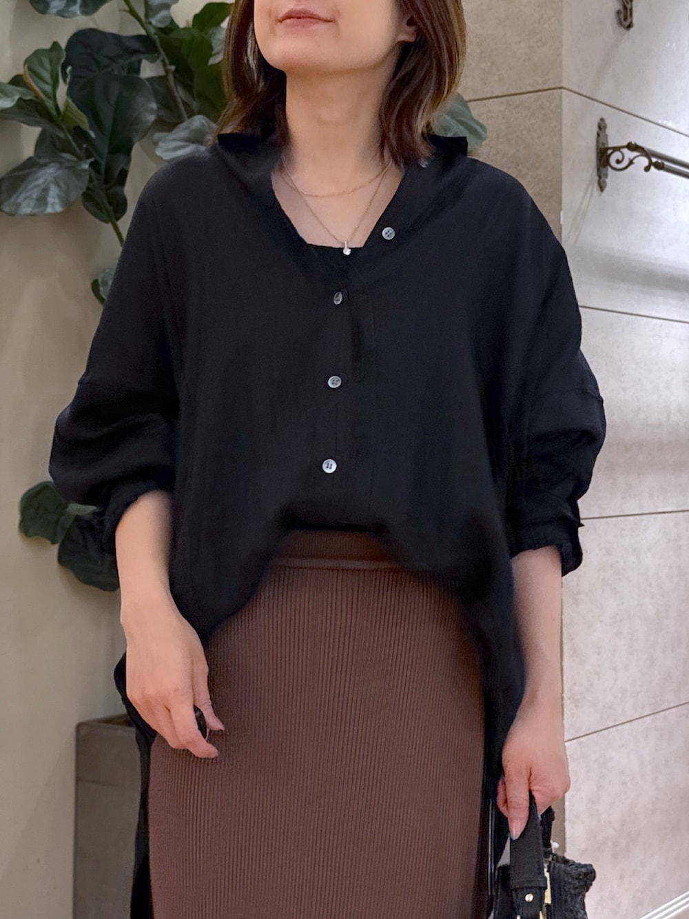 「夏ルックで気分アップ、休日スタイル、厚底サンダル、シンプルコーデ、きれいめカジュアル、夏コーデ、マーメイドスカート、サンダル、お出かけコーデ、大人かわいい、キレイめ、レディースファッション、夏物、夏服コーデ、低身長女子」｜「RIVE DROITEの【R.good(アールドットグッド)】レイヤードワントップネックレス（ネックレス、シルバー系）」を使った、TOMOさん（骨格ナチュラル・レディース・152cm）の夏コーディネートの4枚目の写真