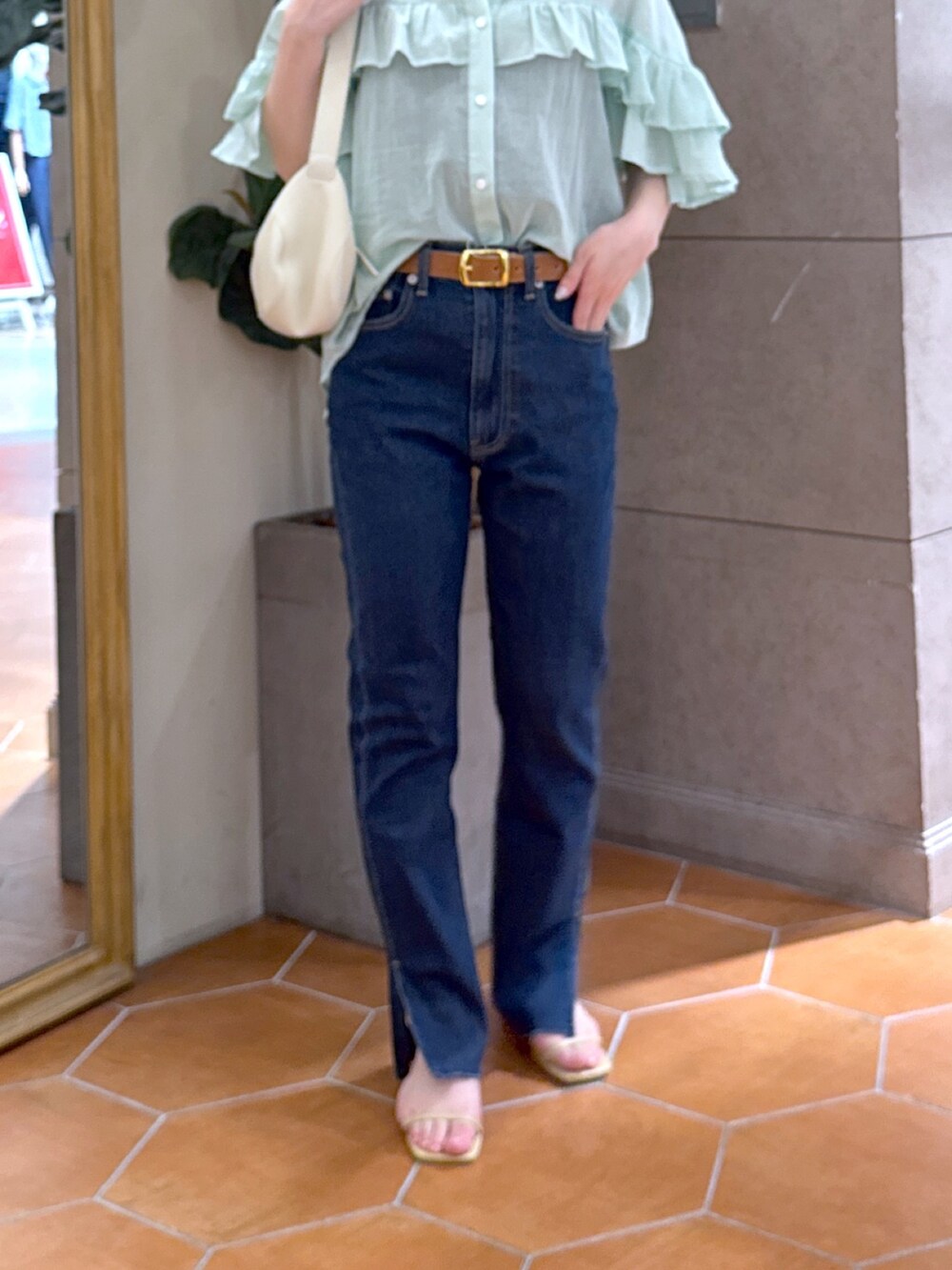 ブルー系のデニムパンツ、ベージュ系のサンダル、グリーン系のシャツ/ブラウスを着用したレディースの夏コーディネートの7枚目の写真