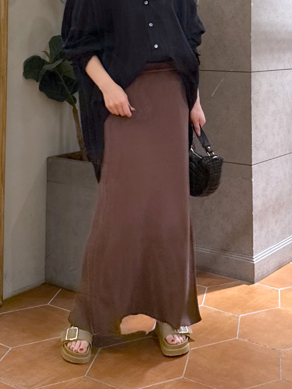 「夏ルックで気分アップ、休日スタイル、厚底サンダル、シンプルコーデ、きれいめカジュアル、夏コーデ、マーメイドスカート、サンダル、お出かけコーデ、大人かわいい、キレイめ、レディースファッション、夏物、夏服コーデ、低身長女子」｜「RIVE DROITEの【R.good(アールドットグッド)】レイヤードワントップネックレス（ネックレス、シルバー系）」を使った、TOMOさん（骨格ナチュラル・レディース・152cm）の夏コーディネートの7枚目の写真