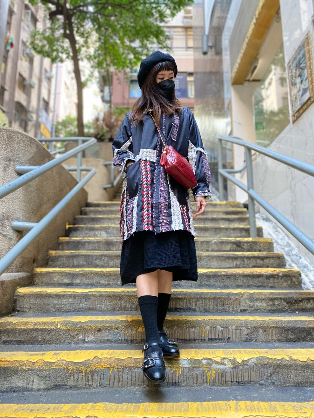 その他のノーカラージャケット、ブラック系のスリッポン、ブラック系のハンチング/ベレー帽を着用したレディースの冬コーディネートの2枚目の写真