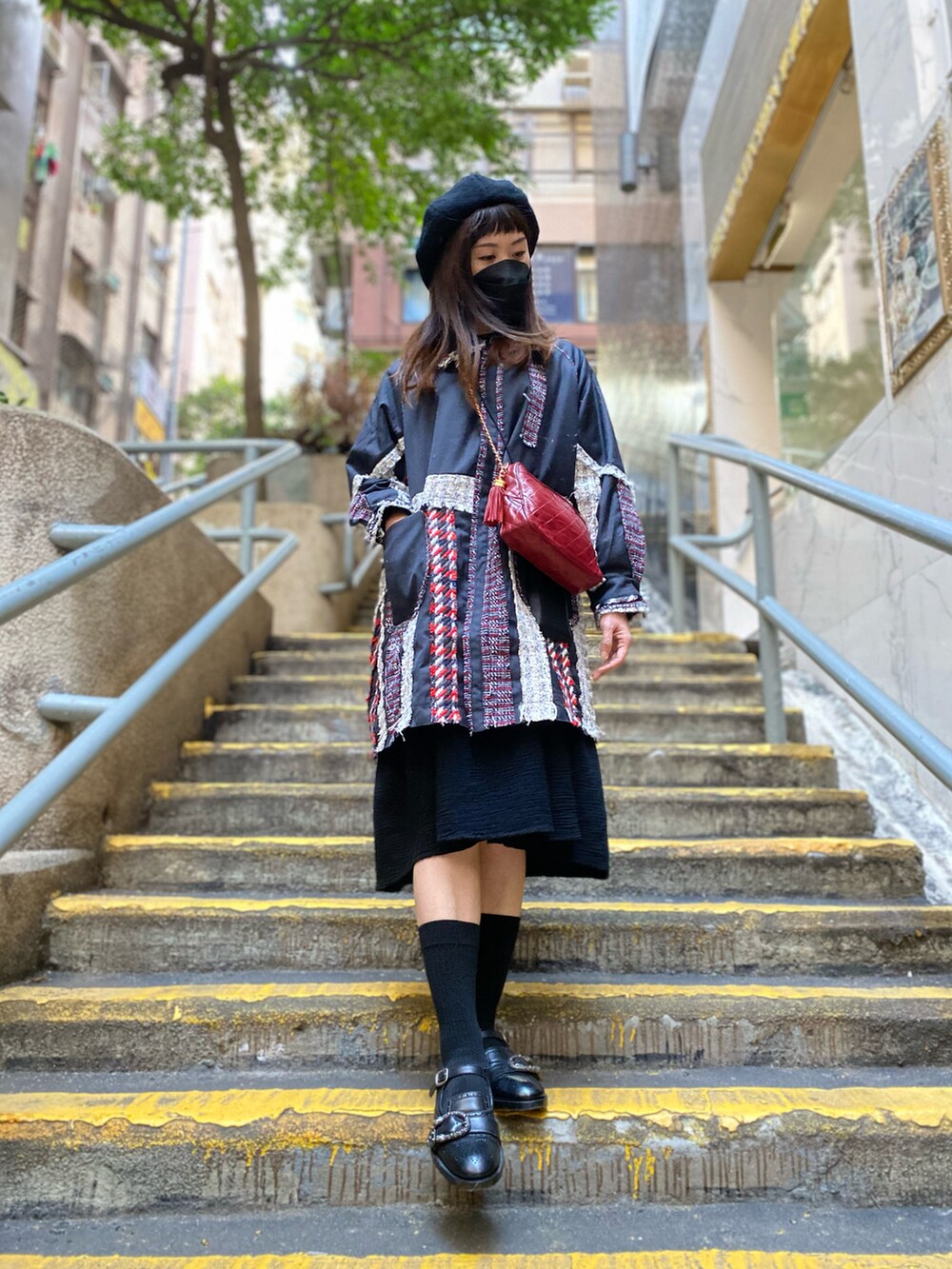 その他のノーカラージャケット、ブラック系のスリッポン、ブラック系のハンチング/ベレー帽を着用したレディースの冬コーディネートの3枚目の写真