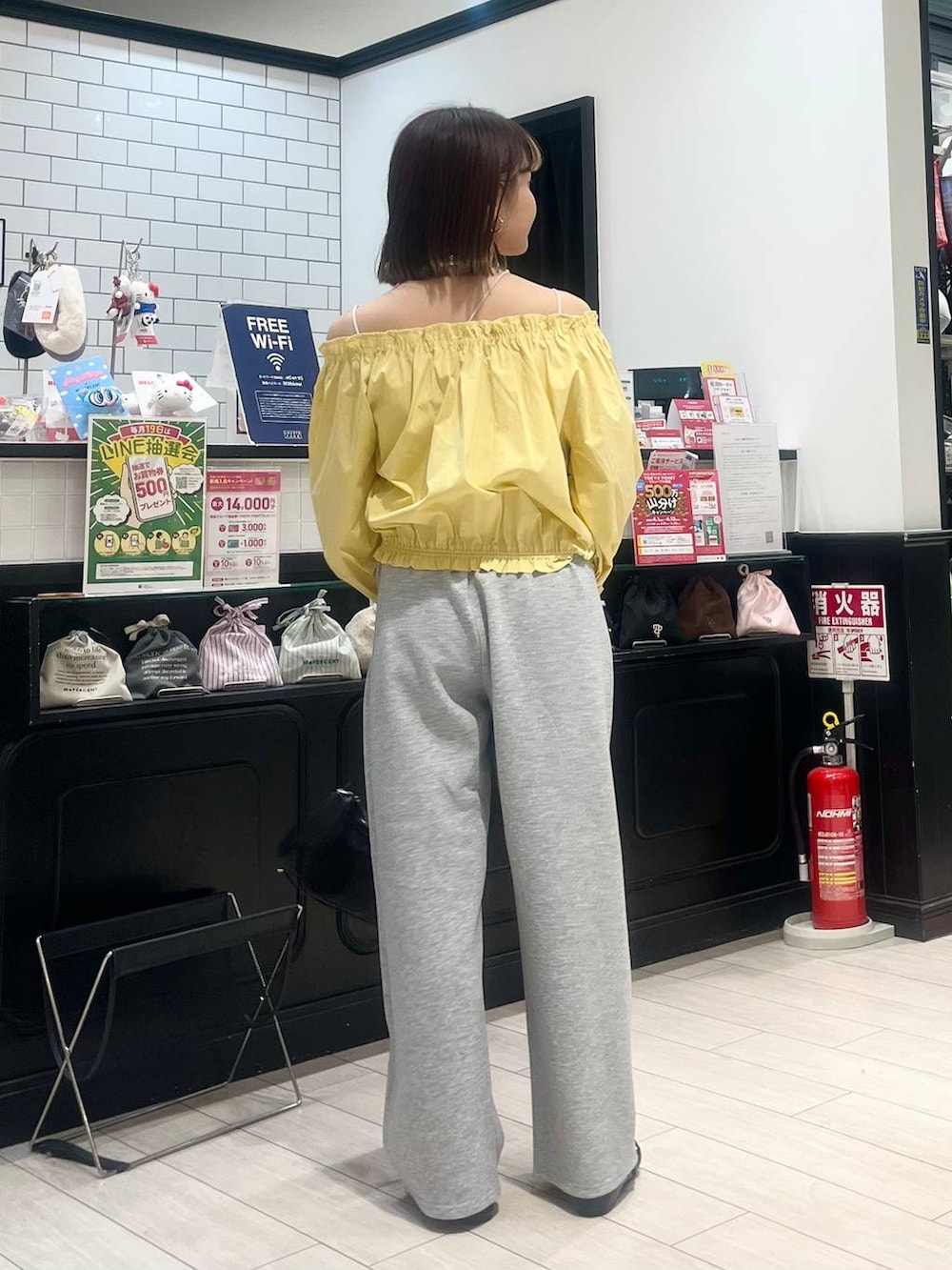 「春コーデ、テーマパークコーデ、着痩せ・細見え、カジュアル、若見え、LOWRYS FARM、ローリーズスタイル_LOWRYS FARM、大人女子カジュアル_LOWRYS FARM、大人カジュアル、夏コーデ、春色、ブラウス、スウェット、スウェットパンツ、新作」|「LOWRYS FARMのパールタレンネックレス 249411(ネックレス、ベージュ系)」を使った、minoriさん(レディース・156cm)の春コーディネートの3枚目の写真