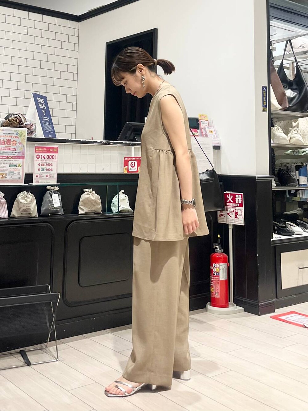「オケージョン、ワントーン、着痩せ・細見え、カジュアル、若見え、LOWRYS FARM、ローリーズスタイル_LOWRYS FARM、大人女子カジュアル_LOWRYS FARM、大人カジュアル、夏コーデ、新作、セットアップ、ベスト、パンツ、おでかけ」|「LOWRYS FARMのスタイルUPアシメショートキャミソール 288807(キャミソール、ベージュ系)」を使った、minoriさん(レディース・156cm)の春コーディネートの2枚目の写真