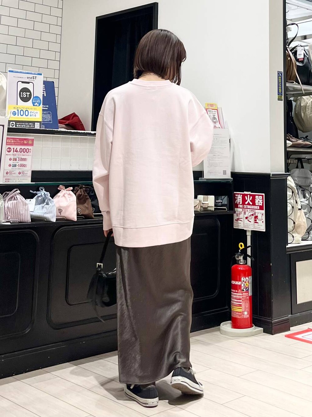 「ピクニック、着痩せ・細見え、カジュアル、若見え、LOWRYS FARM、ローリーズスタイル_LOWRYS FARM、大人女子カジュアル_LOWRYS FARM、大人カジュアル、春コーデ、春色、スウェット、スカート、新作、おでかけ、テーマパーク」｜「LOWRYS FARMのサテンフレアスカート　133493（スカート、グレー系）」を使った、minoriさん（レディース・156cm）の春コーディネートの3枚目の写真