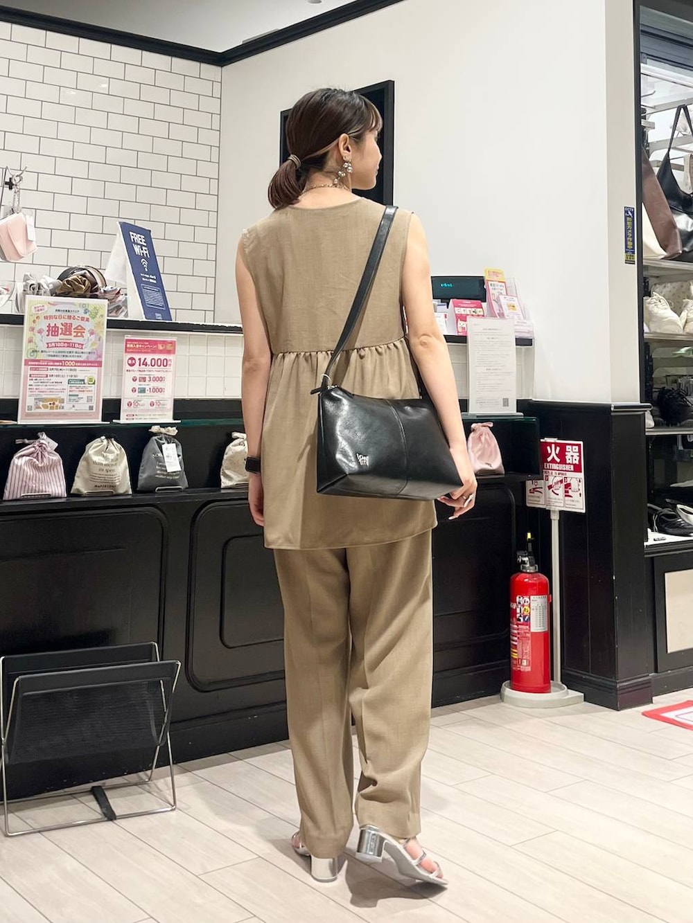 「オケージョン、ワントーン、着痩せ・細見え、カジュアル、若見え、LOWRYS FARM、ローリーズスタイル_LOWRYS FARM、大人女子カジュアル_LOWRYS FARM、大人カジュアル、夏コーデ、新作、セットアップ、ベスト、パンツ、おでかけ」|「LOWRYS FARMのスタイルUPアシメショートキャミソール 288807(キャミソール、ベージュ系)」を使った、minoriさん(レディース・156cm)の春コーディネートの3枚目の写真