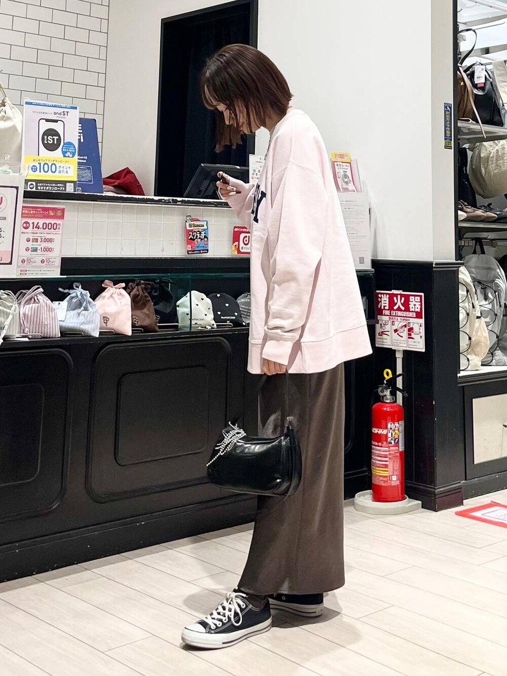 「ピクニック、着痩せ・細見え、カジュアル、若見え、LOWRYS FARM、ローリーズスタイル_LOWRYS FARM、大人女子カジュアル_LOWRYS FARM、大人カジュアル、春コーデ、春色、スウェット、スカート、新作、おでかけ、テーマパーク」｜「LOWRYS FARMのサテンフレアスカート　133493（スカート、グレー系）」を使った、minoriさん（レディース・156cm）の春コーディネートの2枚目の写真