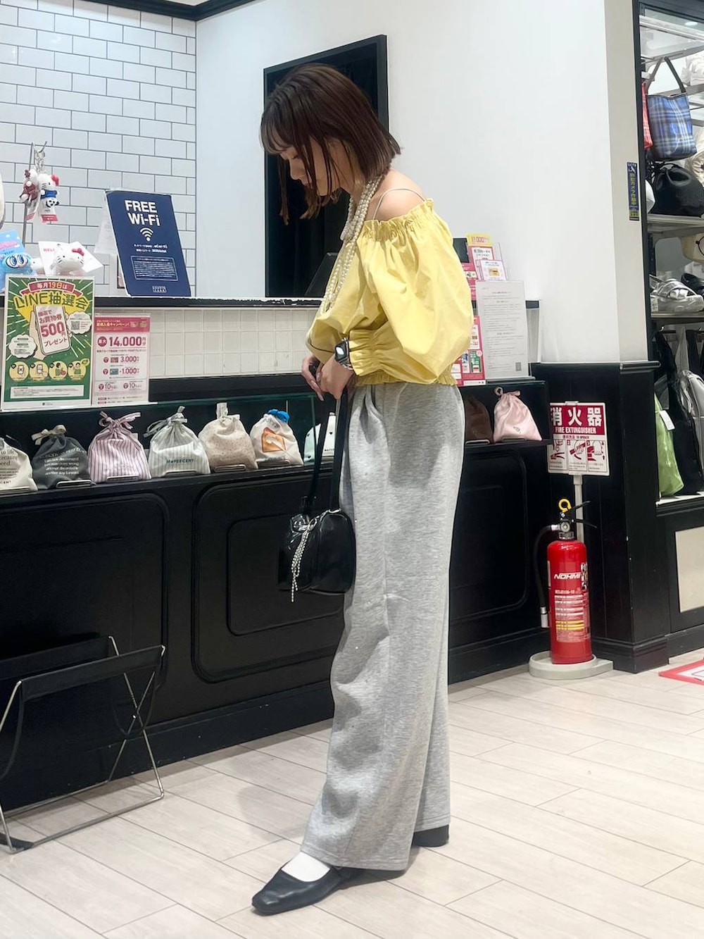 「春コーデ、テーマパークコーデ、着痩せ・細見え、カジュアル、若見え、LOWRYS FARM、ローリーズスタイル_LOWRYS FARM、大人女子カジュアル_LOWRYS FARM、大人カジュアル、夏コーデ、春色、ブラウス、スウェット、スウェットパンツ、新作」|「LOWRYS FARMのパールタレンネックレス 249411(ネックレス、ベージュ系)」を使った、minoriさん(レディース・156cm)の春コーディネートの2枚目の写真