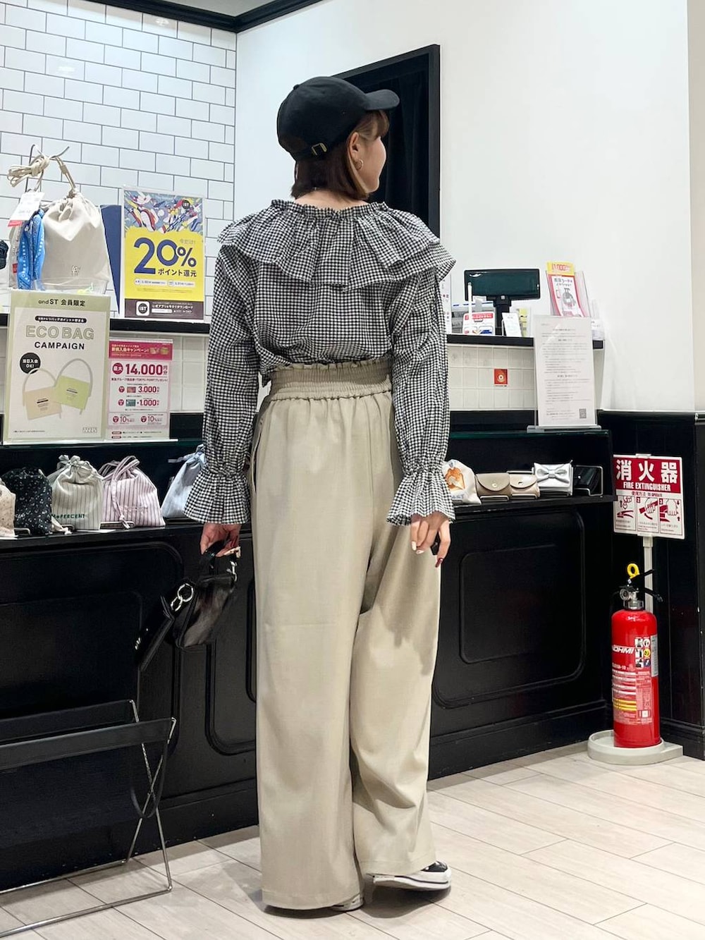「着痩せ・細見え、カジュアル、若見え、LOWRYS FARM、ローリーズスタイル_LOWRYS FARM、大人女子カジュアル_LOWRYS FARM、大人カジュアル、春コーデ、春色、ブラウス、パンツ、新作、おでかけ、テーマパーク、テーマパークコーデ」｜「LOWRYS FARMのＣＡＳＵＡＬＣＬＡＳＳＩＣ２５ 283907（キャップ、ブラック系）」を使った、minoriさん（レディース・156cm）の春コーディネートの3枚目の写真