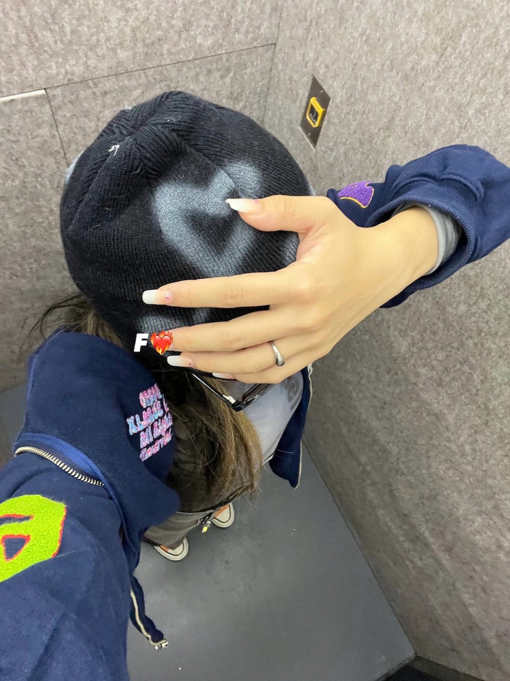 ブルー系のパーカー、ホワイト系のショルダーバッグ、オレンジ系のスニーカーを着用したレディースの冬コーディネートの3枚目の写真