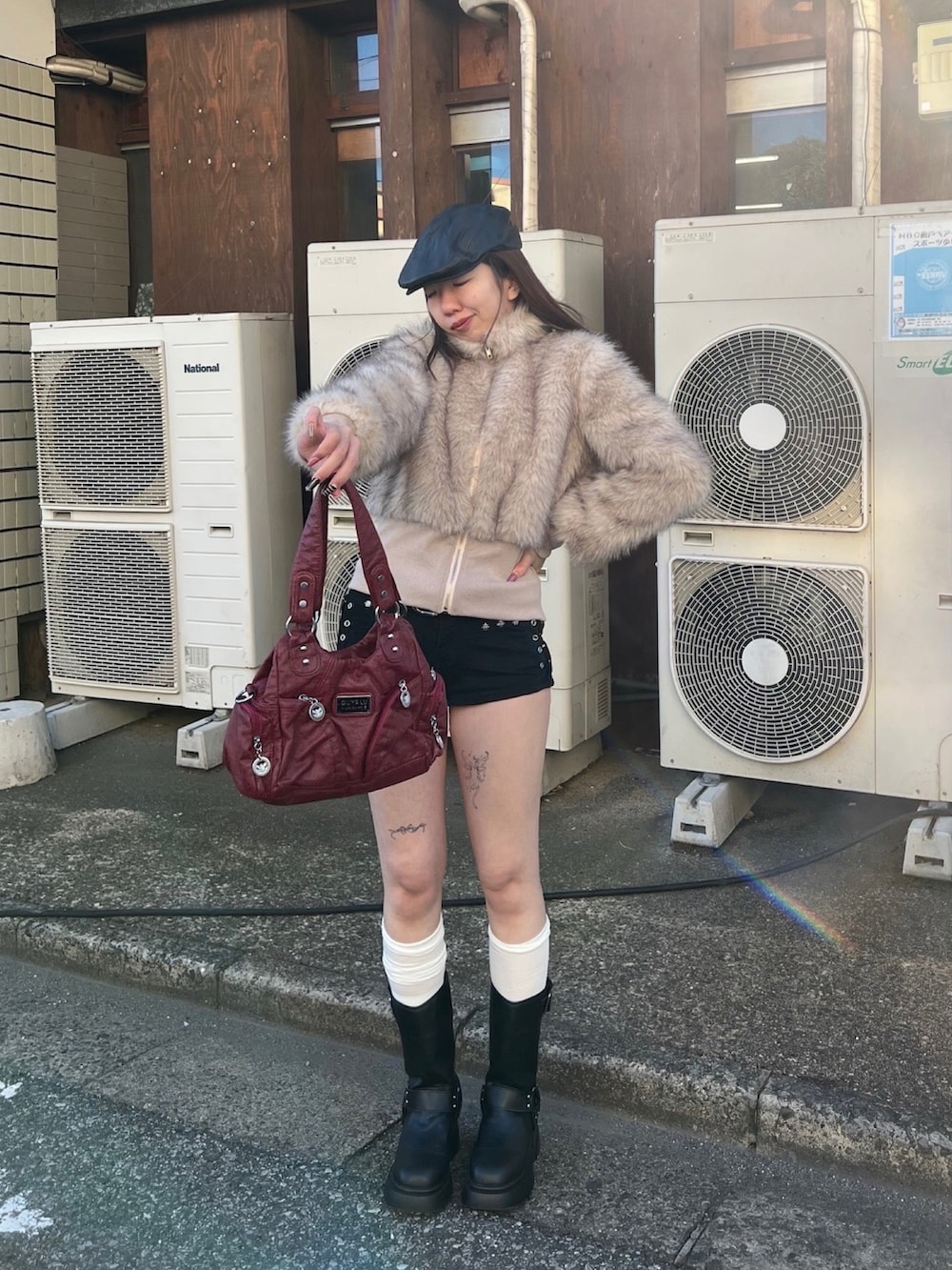 ベージュ系のジャケット/アウター、ブラック系のパンツ、レッド系のバッグを着用したレディースの冬コーディネートの2枚目の写真