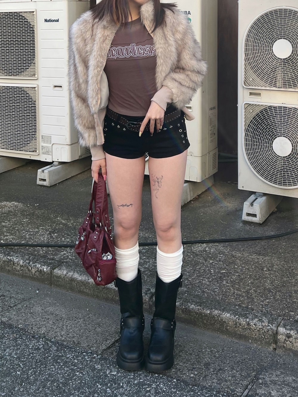 ベージュ系のジャケット/アウター、ブラック系のパンツ、レッド系のバッグを着用したレディースの冬コーディネートの3枚目の写真