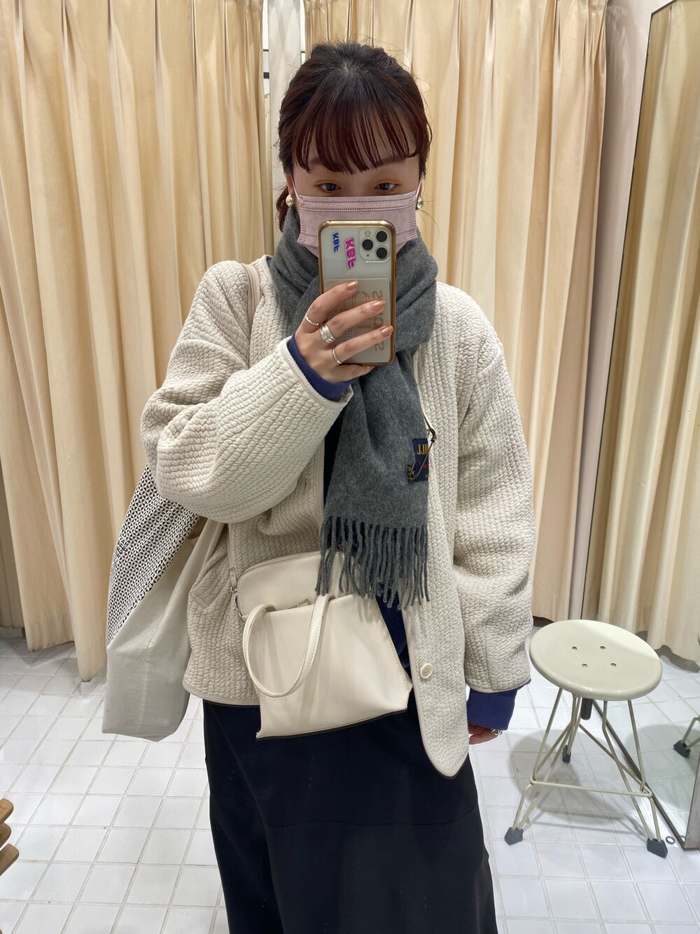 「ロングスカート、KBF、TODAYFUL、NIKE、SLOBE IENA、大人カジュアル、低身長、URBAN RESEARCH DOORS、キルトジャケット、スウェット、シルバーアクセサリー、スニーカー、おしゃれさんと繋がりたい、出勤コーデ、バイカラー」|「KBF+のKBF+ 切替マーメイドスカート(スカート、ブラック系)」を使った、ひーさんさん(レディース・154cm)の冬コーディネートの2枚目の写真