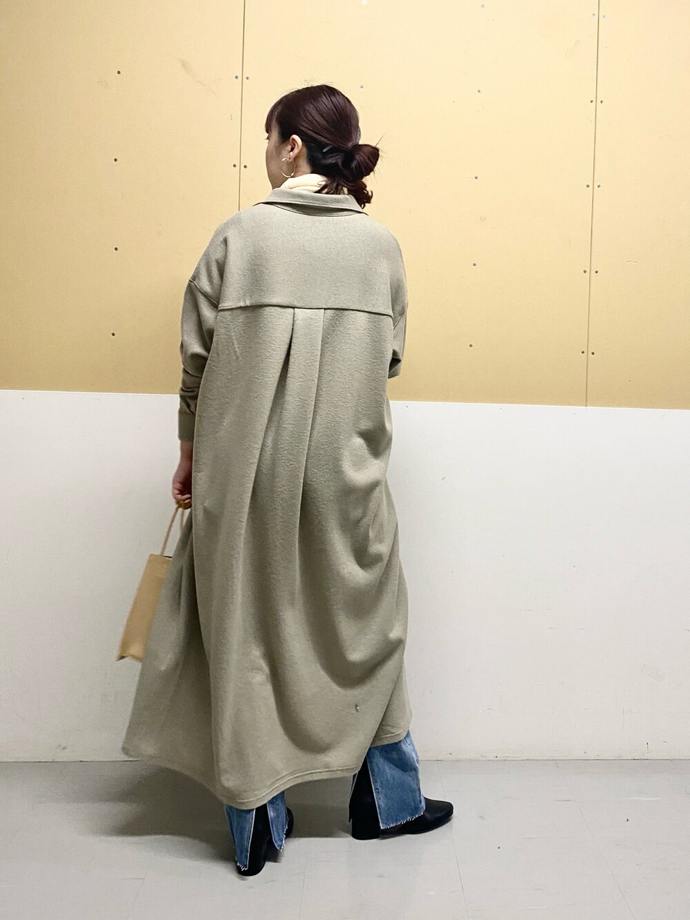 「シャツワンピース、デニム、バックスリット、ショートブーツ、おしゃれさんと繋がりたい、シンプル、大人カジュアル、低身長、ワンピース、きまわしコーデ、きれいめカジュアル、羽織りワンピース、ユニクロ、KBF、SMELLY」｜「KBFのスクエアミニBAG（ショルダーバッグ、ベージュ系）」を使った、ひーさんさん（レディース・154cm）の冬コーディネートの3枚目の写真