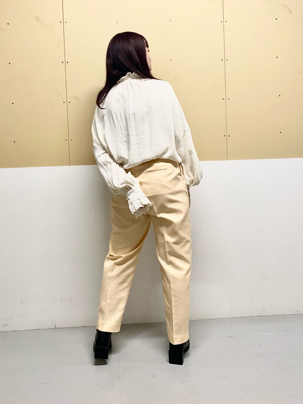 「私の推しブランド、KBF、SMELLY、PHILIPPE AUDIBERT、春コーデ、オレンジ、テーパードパンツ、ブラウス、レイヤードスタイル、ショートブーツ、春カラー、低身長、大人カジュアル、大人ガーリー、フリル」|「KBFのアイテム(パンツ、オレンジ系)」を使った、ひーさんさん(レディース・154cm)の冬コーディネートの2枚目の写真