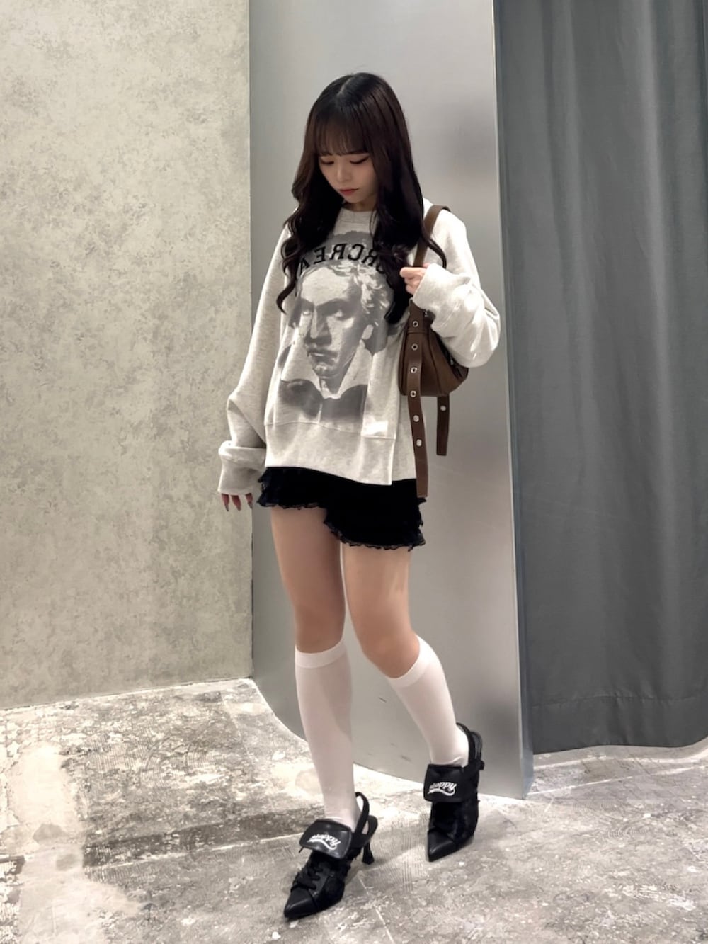 ホワイト系のスウェット、ブラック系のその他パンツ、ブラウン系のショルダーバッグを着用したレディースの秋コーディネートの2枚目の写真