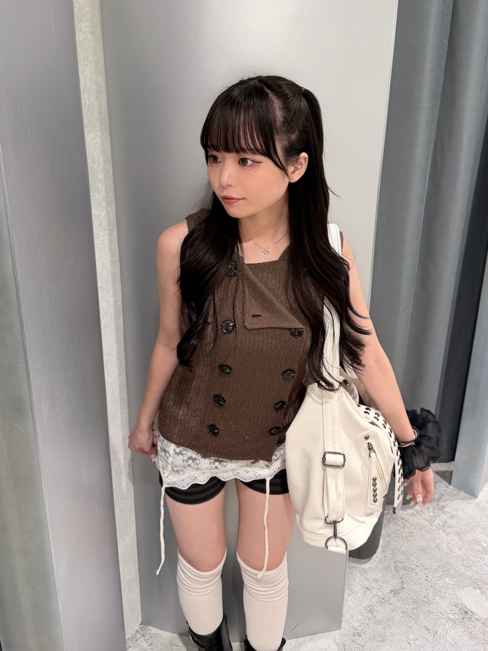 ブラウン系のパーカー、ホワイト系のキャミソール、ブラック系のその他パンツを着用したレディースの夏コーディネートの2枚目の写真
