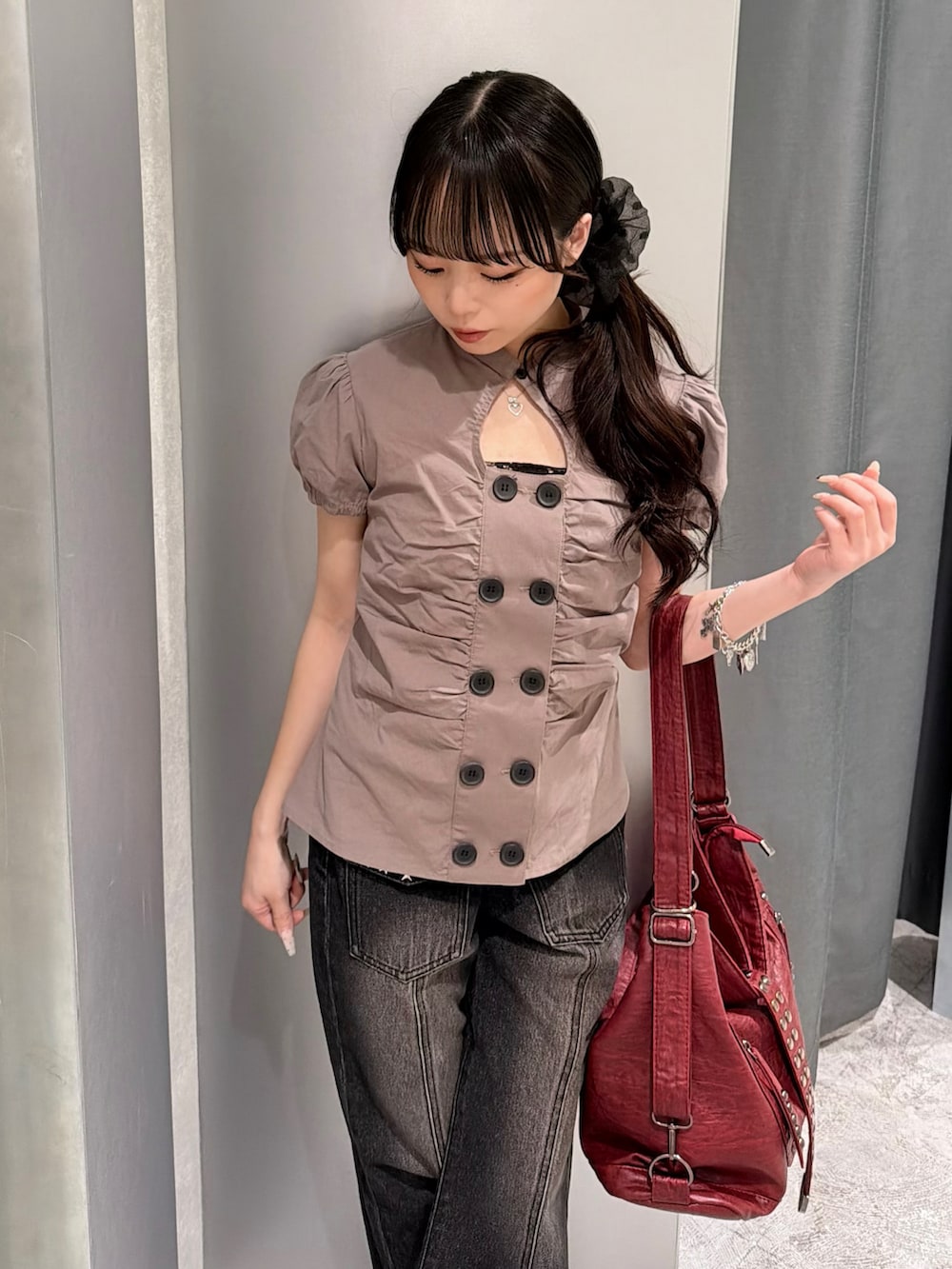 グレー系のシャツ/ブラウス、ブラック系のデニムパンツ、ブラック系のパンプスを着用したレディースの春コーディネートの5枚目の写真