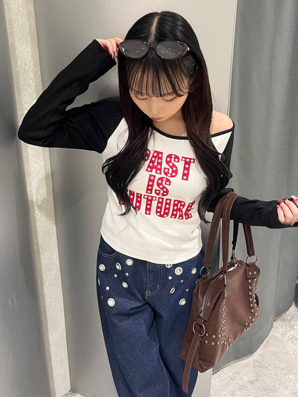 ブラック系のTシャツ/カットソー、ブルー系のデニムパンツ、ブラック系のパンプスを着用したレディースの冬コーディネートの3枚目の写真