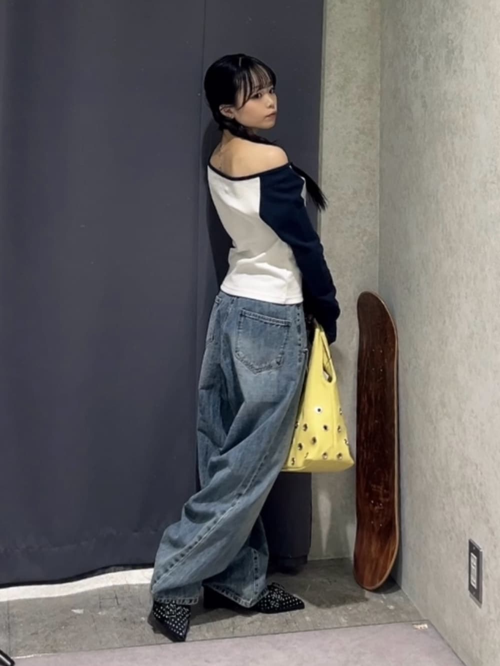 ブルー系のTシャツ/カットソー、ブルー系のデニムパンツ、イエロー系のショルダーバッグを着用したレディースの春コーディネートの2枚目の写真