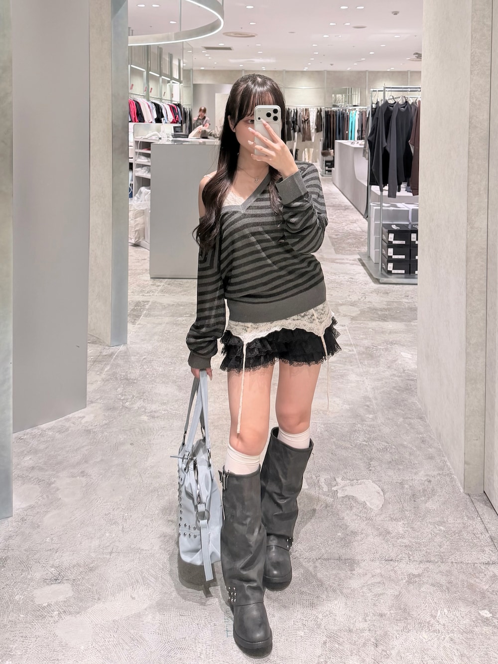 グレー系のニット/セーター、ホワイト系のキャミソール、ブラック系のその他パンツを着用したレディースの秋コーディネートの2枚目の写真