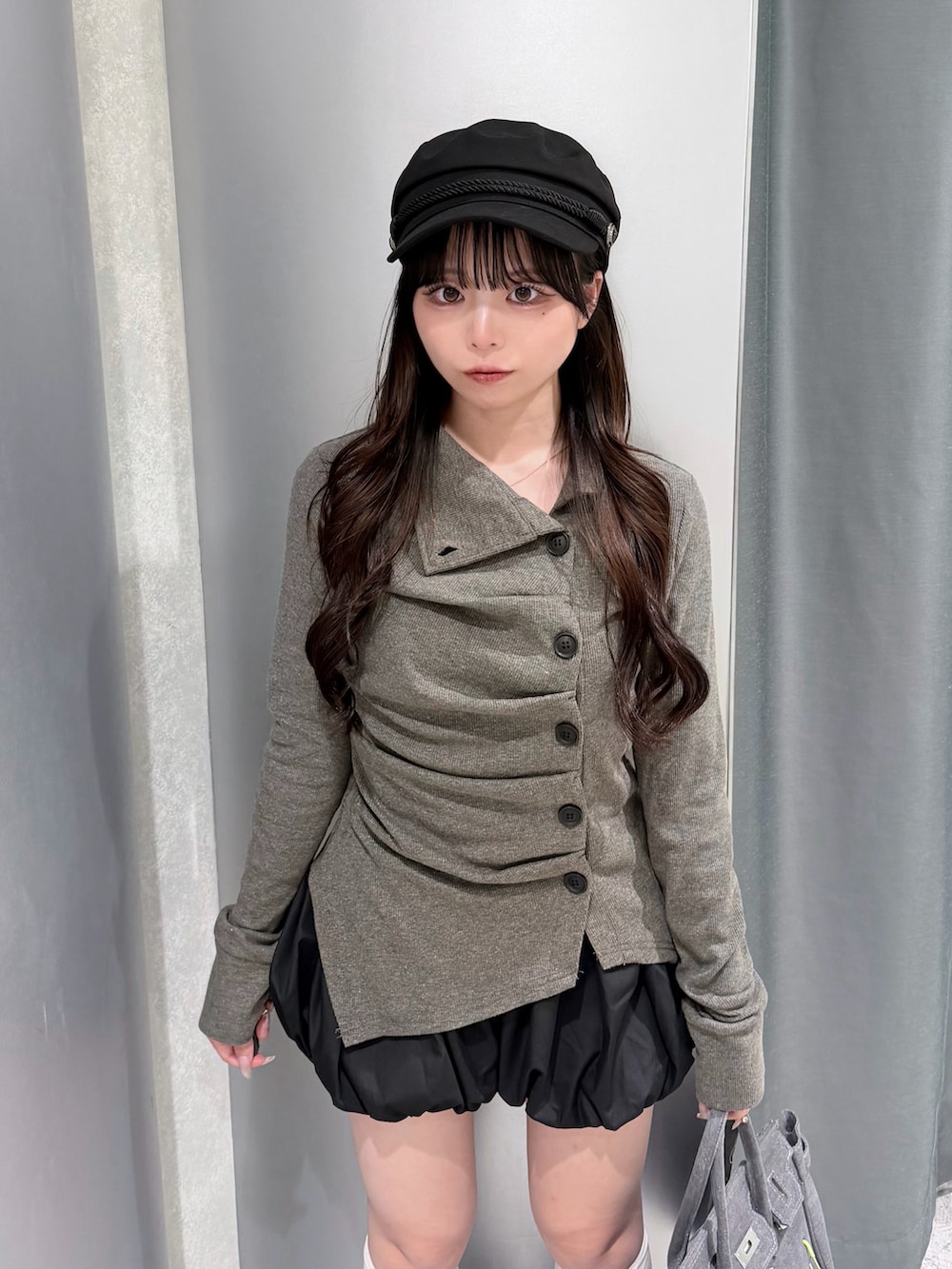 グレー系のTシャツ/カットソー、ブラック系のその他パンツ、グレー系のボストンバッグを着用したレディースの秋コーディネートの5枚目の写真