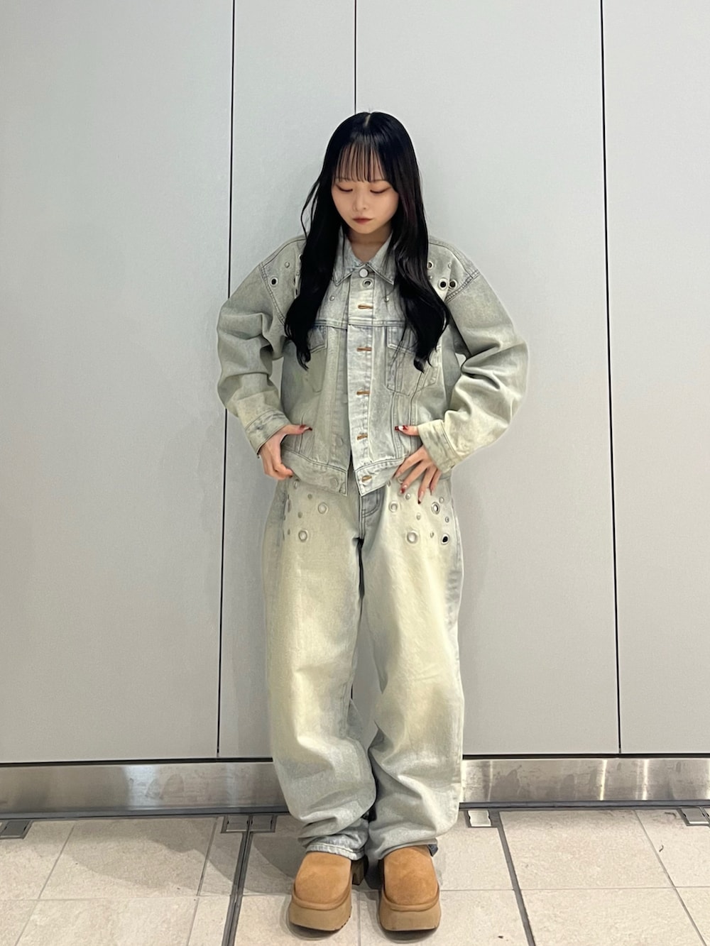 ブルー系のデニムジャケット、ブルー系のデニムパンツを着用したレディースの冬コーディネートの3枚目の写真