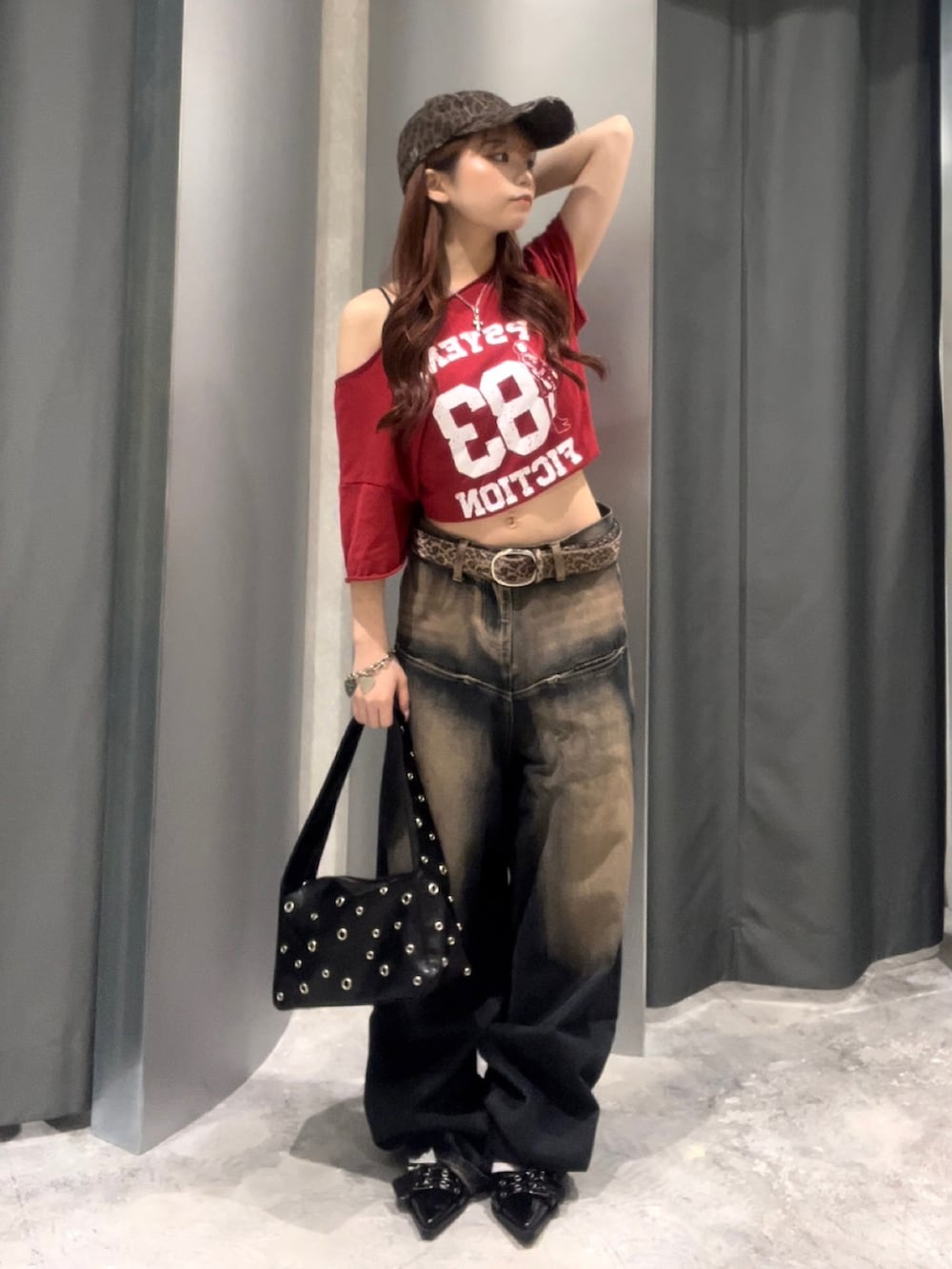 レッド系のTシャツ/カットソー、ブルー系のデニムパンツ、ブラック系のショルダーバッグを着用したレディースの夏コーディネートの3枚目の写真