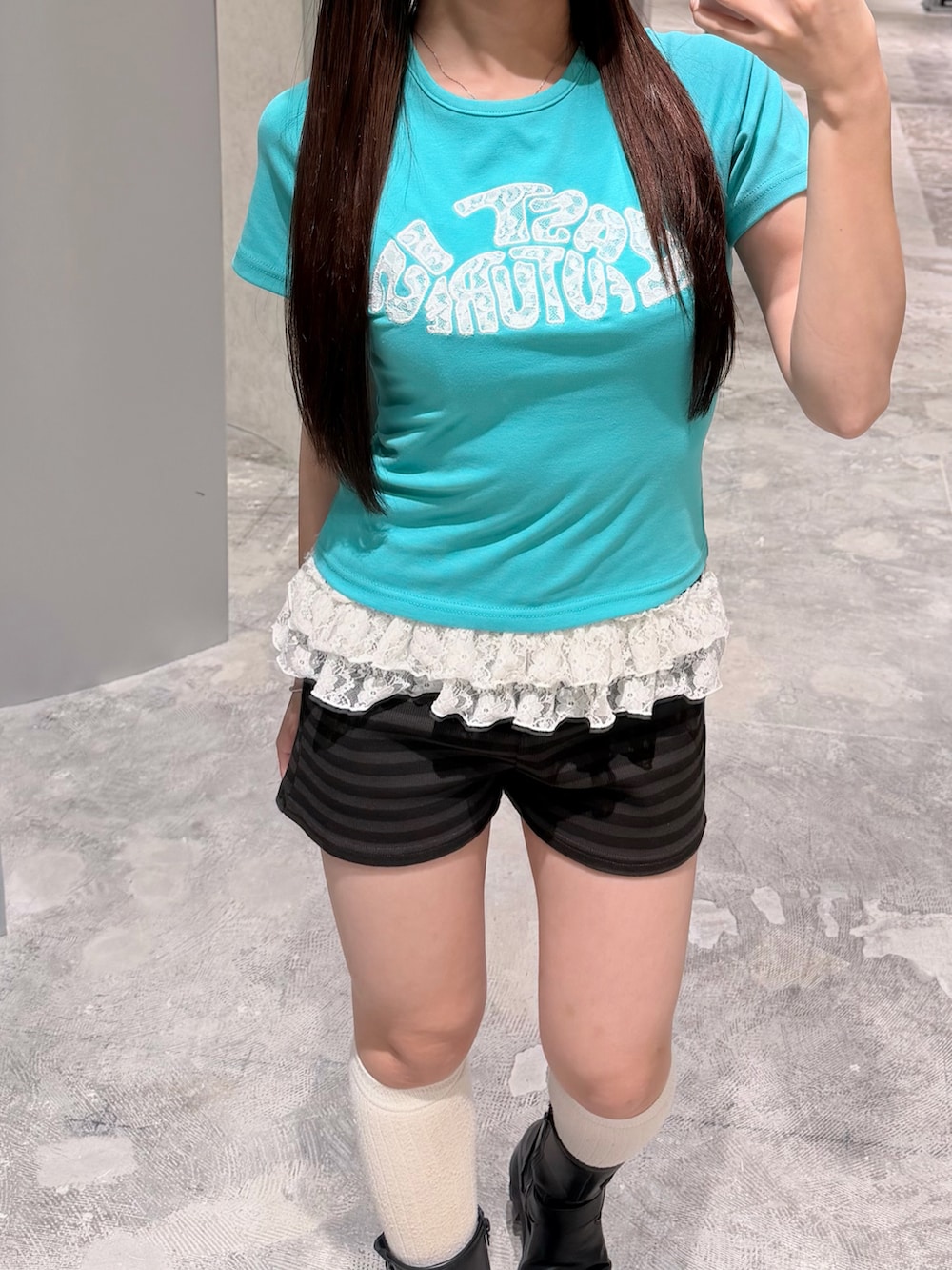 グリーン系のTシャツ/カットソー、ブラック系のタンクトップ、ブラック系のその他パンツを着用したレディースの夏コーディネートの2枚目の写真