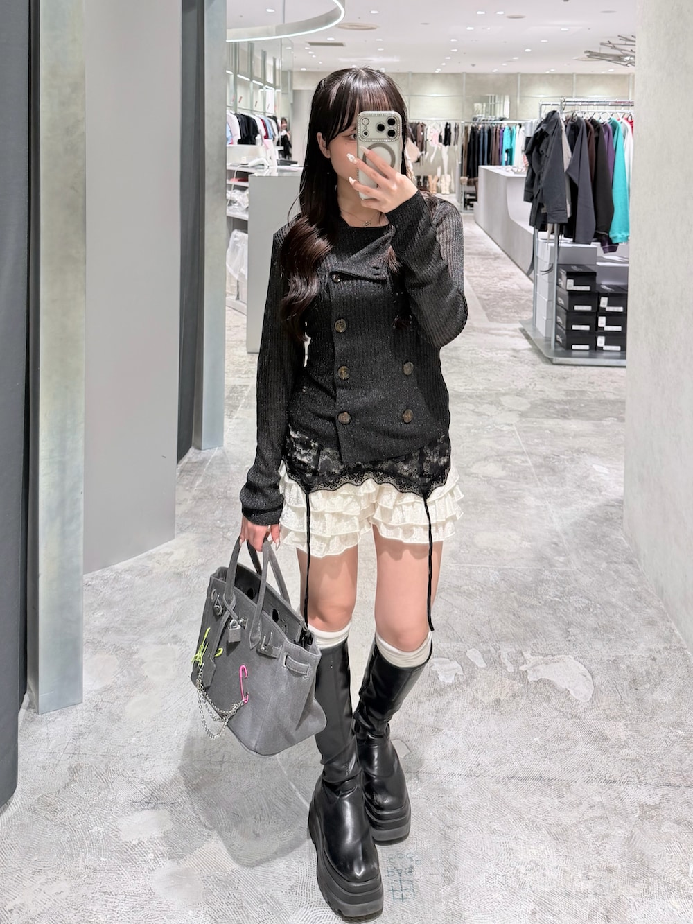 ブラック系のパーカー、ブラック系のキャミソール、ホワイト系のパンツを着用したレディースの秋コーディネートの2枚目の写真