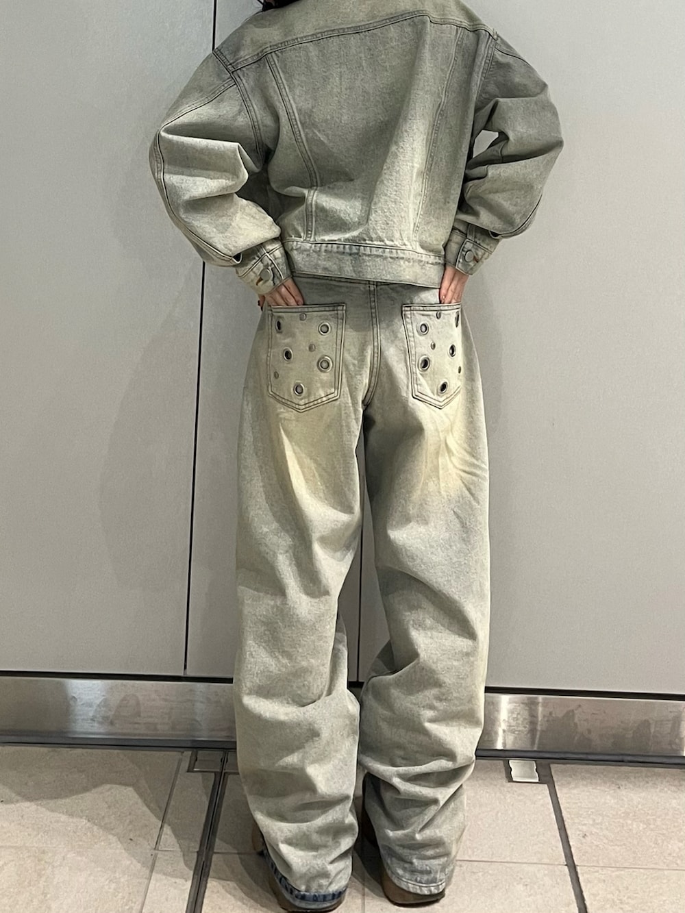 ブルー系のデニムジャケット、ブルー系のデニムパンツを着用したレディースの冬コーディネートの4枚目の写真