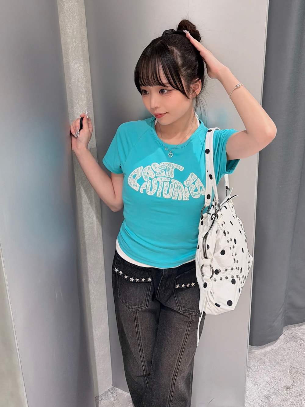 グリーン系のTシャツ/カットソー、ブラック系のデニムパンツ、ホワイト系のパンプスを着用したレディースの夏コーディネートの3枚目の写真