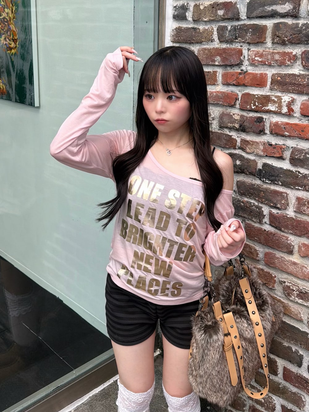 ピンク系のTシャツ/カットソー、ブラック系のその他パンツ、イエロー系のブーツを着用したレディースの夏コーディネートの3枚目の写真