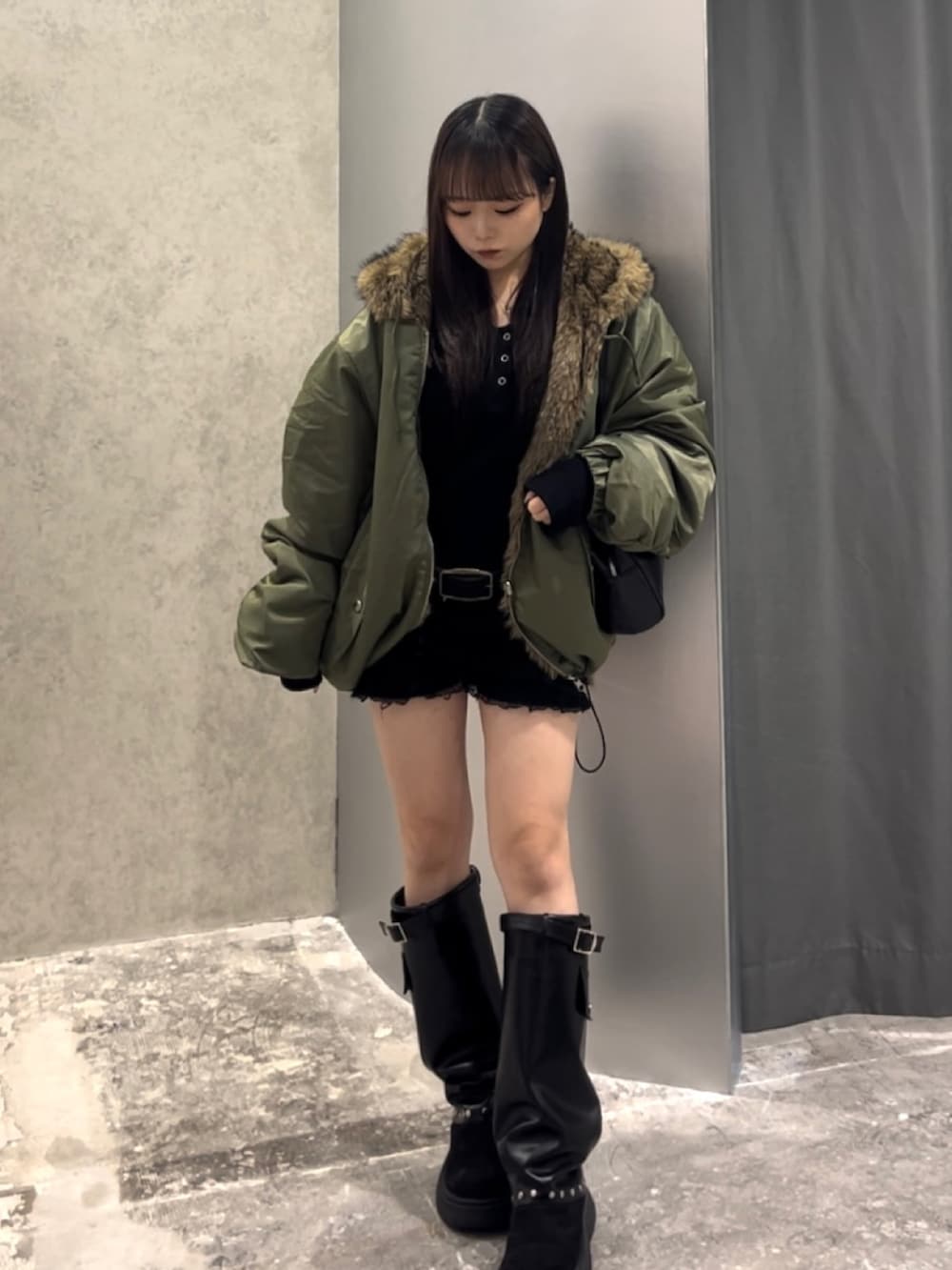 ブラック系のTシャツ/カットソー、グリーン系のブルゾン、ブラック系のその他パンツを着用したレディースの秋コーディネートの2枚目の写真