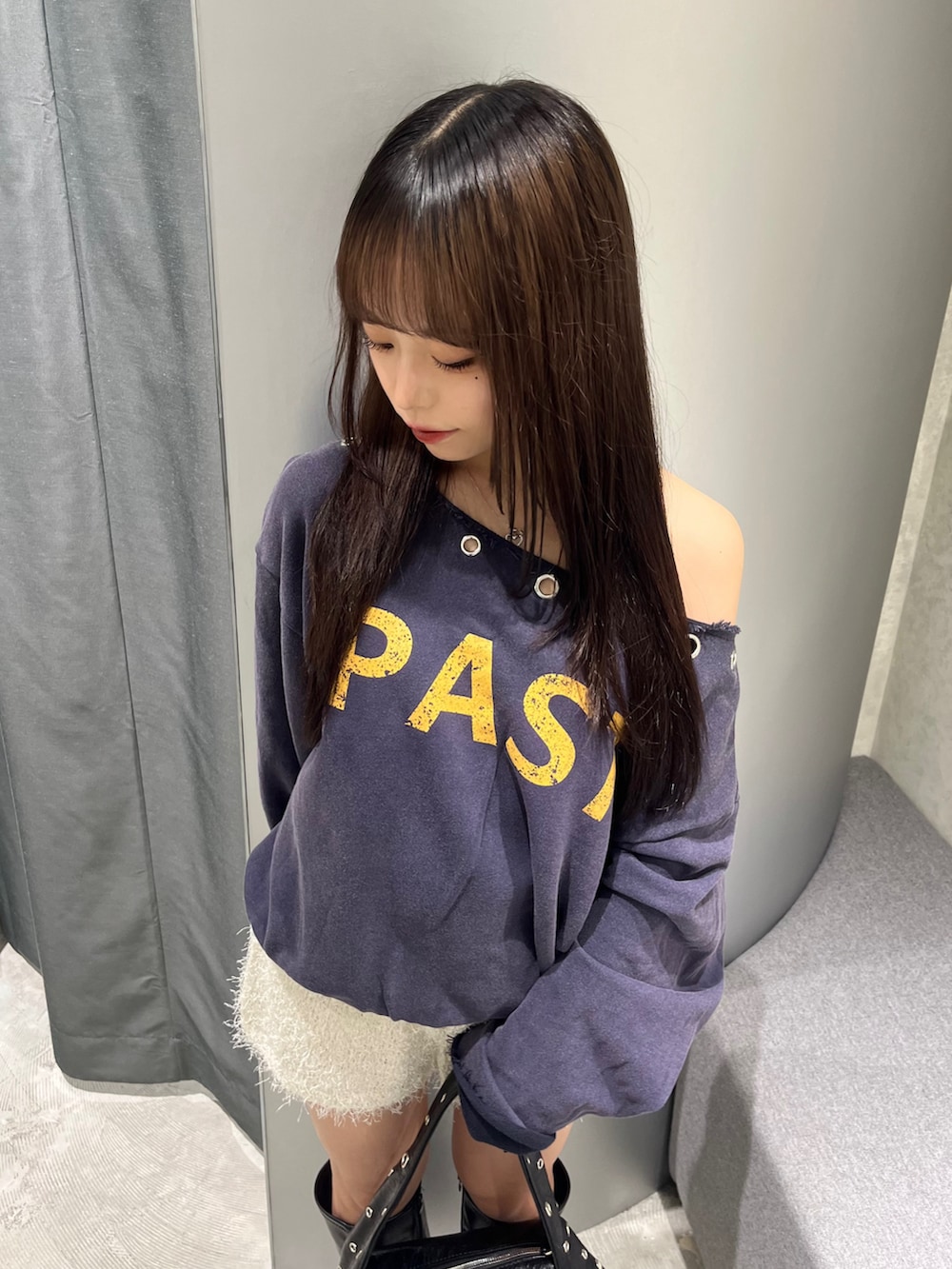 ブルー系のスウェット、ホワイト系のその他パンツ、ブラック系のショルダーバッグを着用したレディースの秋コーディネートの3枚目の写真