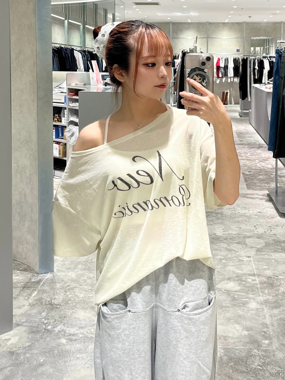イエロー系のTシャツ/カットソー、グレー系のスウェットパンツ、ブラック系のサングラスを着用したレディースの夏コーディネートの4枚目の写真