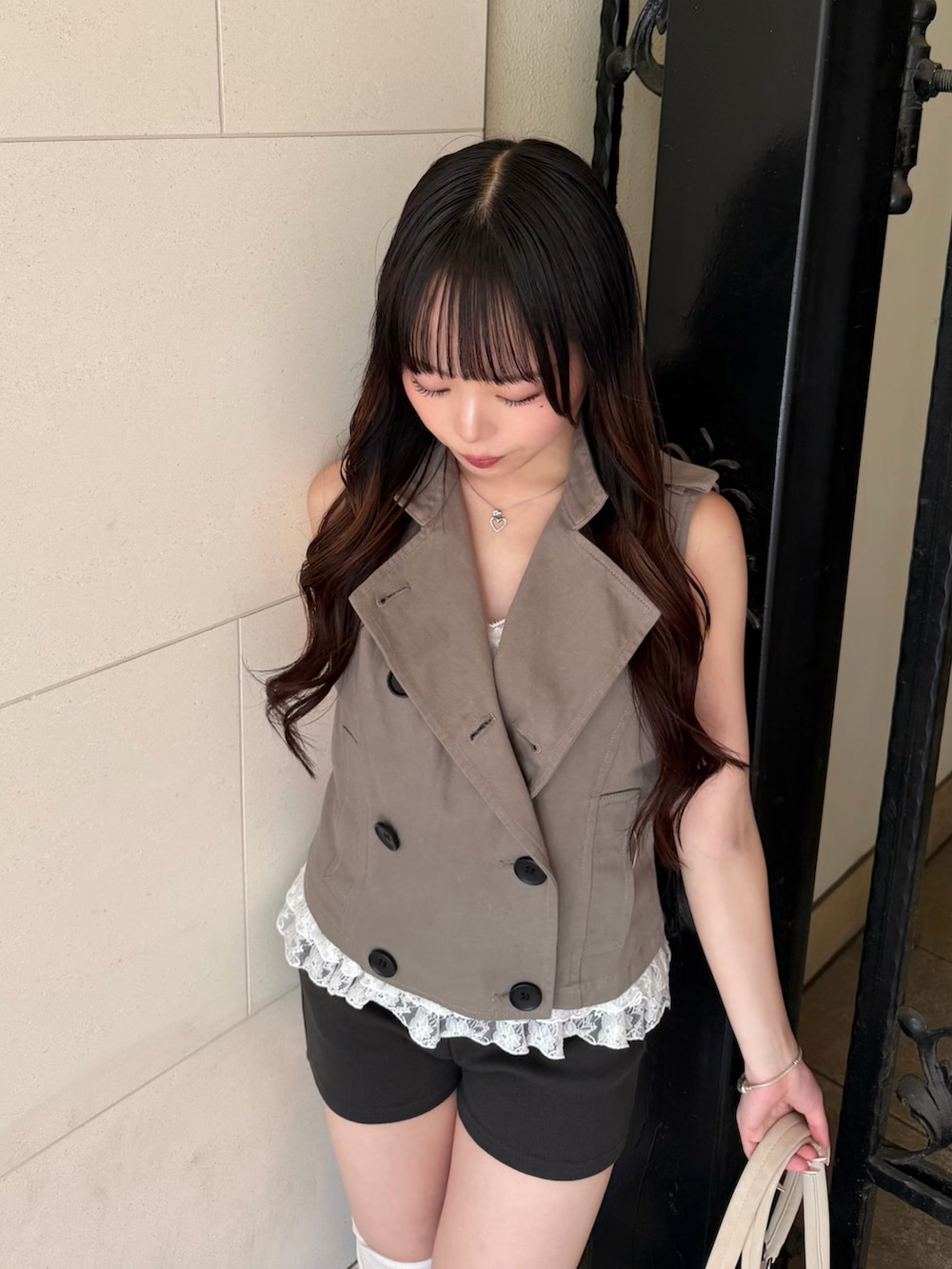 グレー系のその他アウター、ブラック系のタンクトップ、グレー系のその他パンツを着用したレディースの夏コーディネートの5枚目の写真