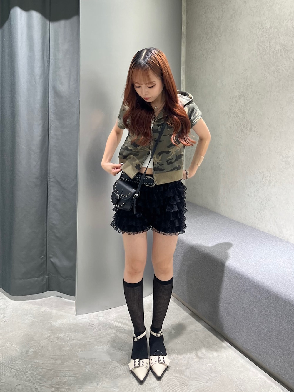 グリーン系のパーカー、ブラック系のその他パンツ、ブラック系のショルダーバッグを着用したレディースの夏コーディネートの3枚目の写真