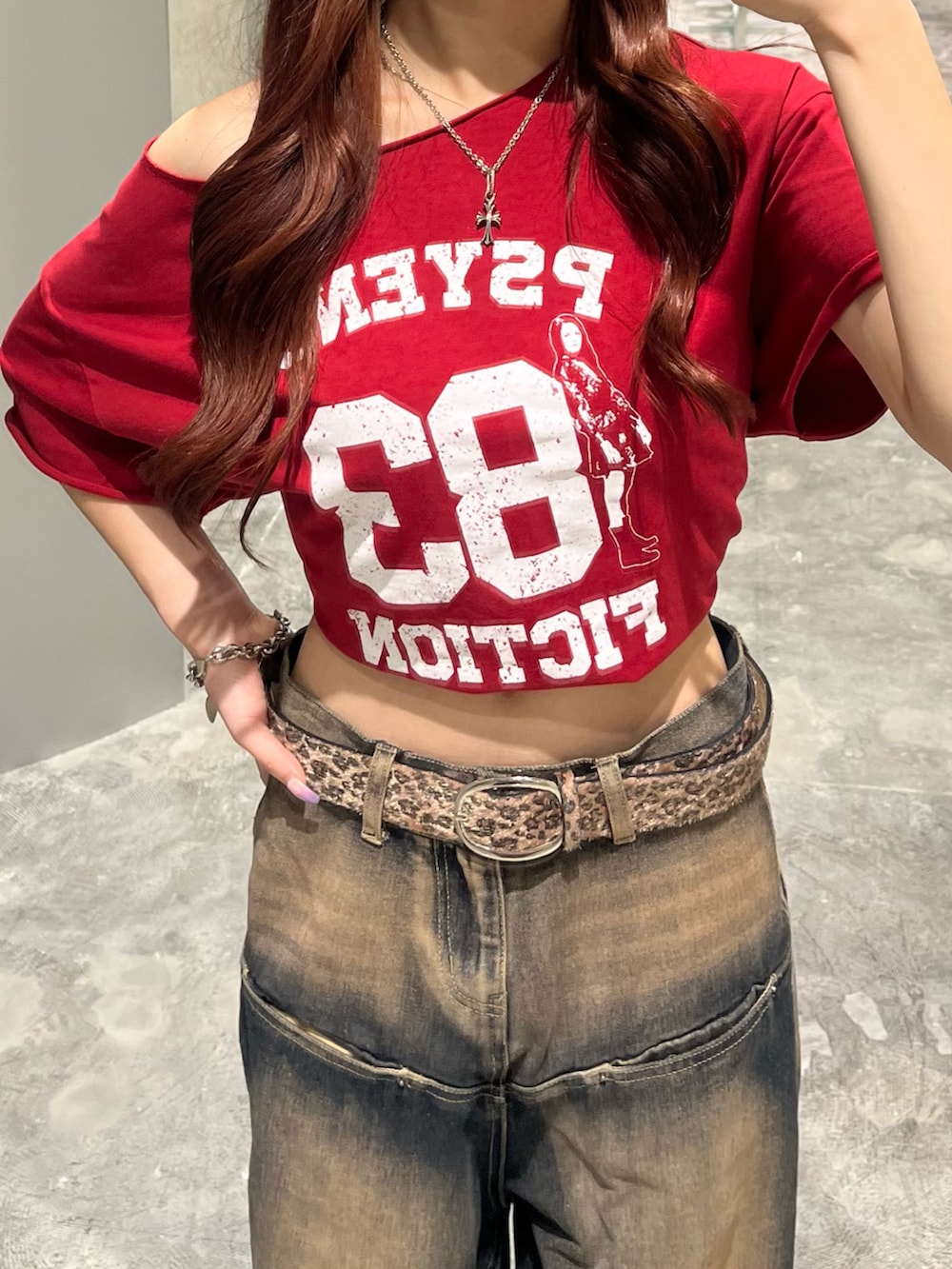 レッド系のTシャツ/カットソー、ブルー系のデニムパンツ、ブラック系のショルダーバッグを着用したレディースの夏コーディネートの4枚目の写真