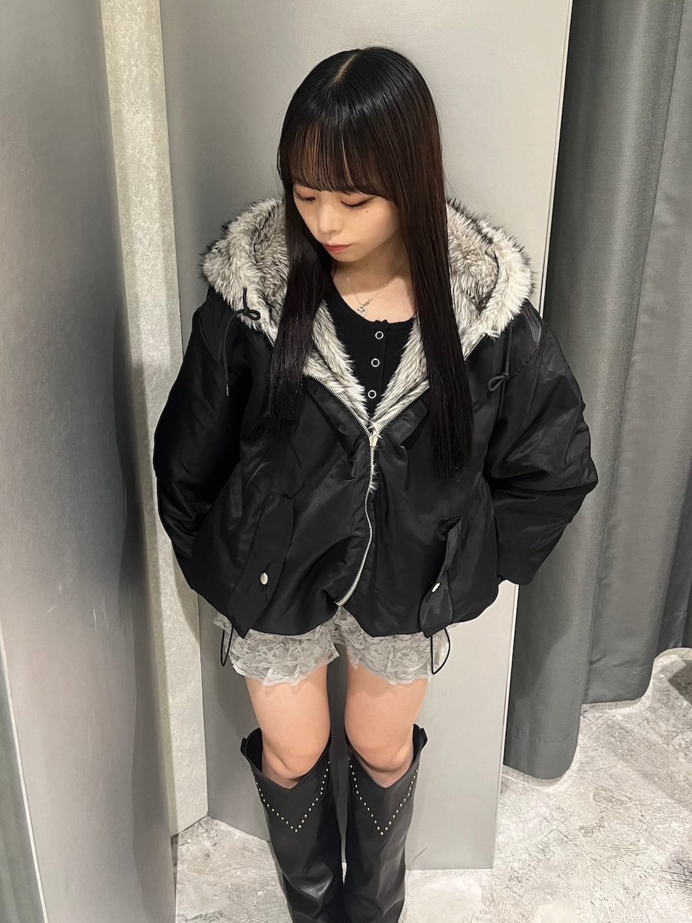 ブラック系のブルゾン、グレー系のその他パンツ、ブラック系のブーツを着用したレディースの秋コーディネートの2枚目の写真