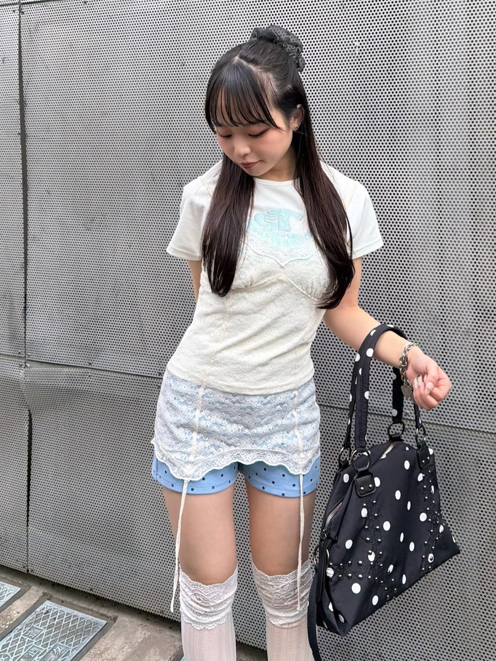 ホワイト系のTシャツ/カットソー、ホワイト系のキャミソール、ブルー系のその他パンツを着用したレディースの春コーディネートの4枚目の写真