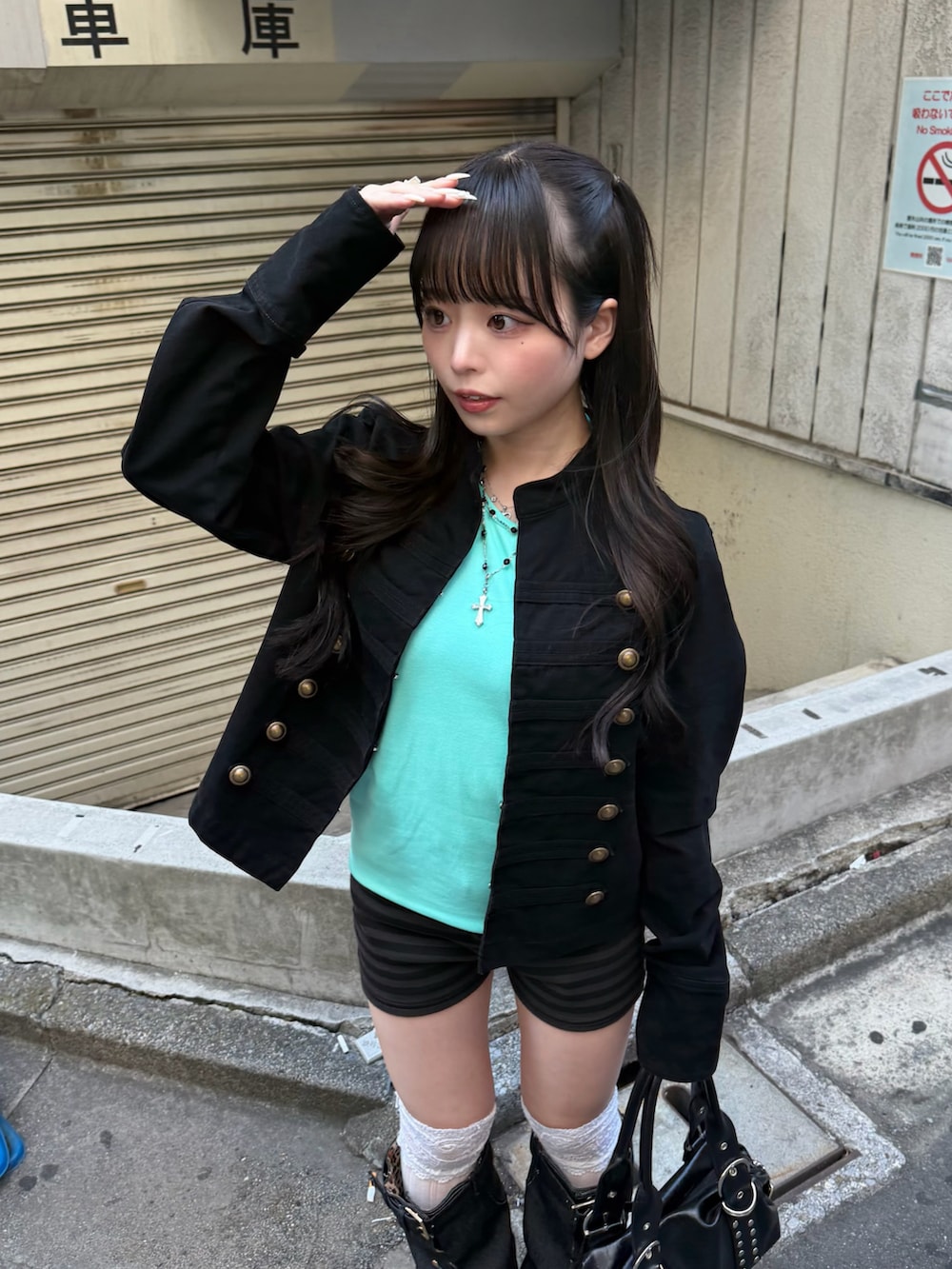 ブラック系のその他アウター、ブルー系のタンクトップ、ブラック系のその他パンツを着用したレディースの夏コーディネートの5枚目の写真