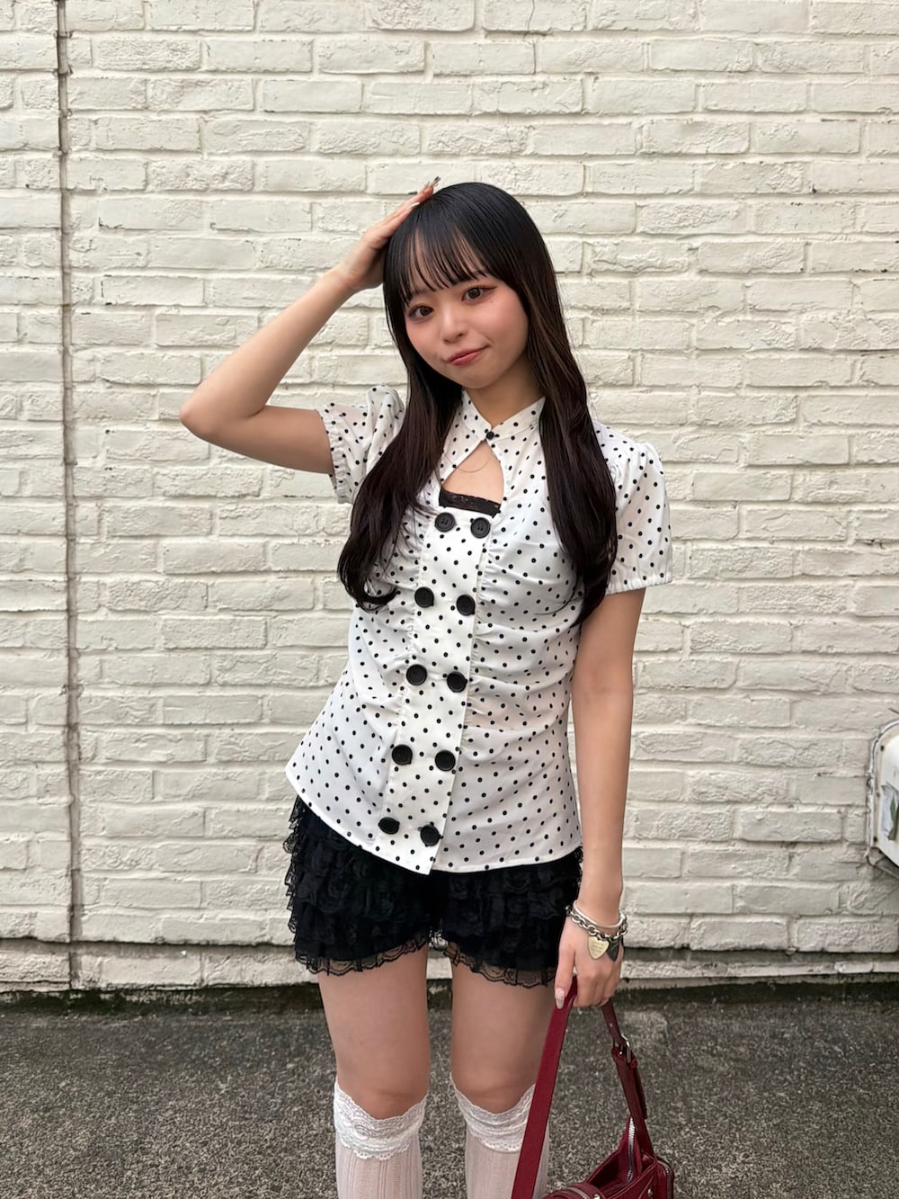 ホワイト系のシャツ/ブラウス、ブラック系のその他パンツ、レッド系のショルダーバッグを着用したレディースの春コーディネートの4枚目の写真