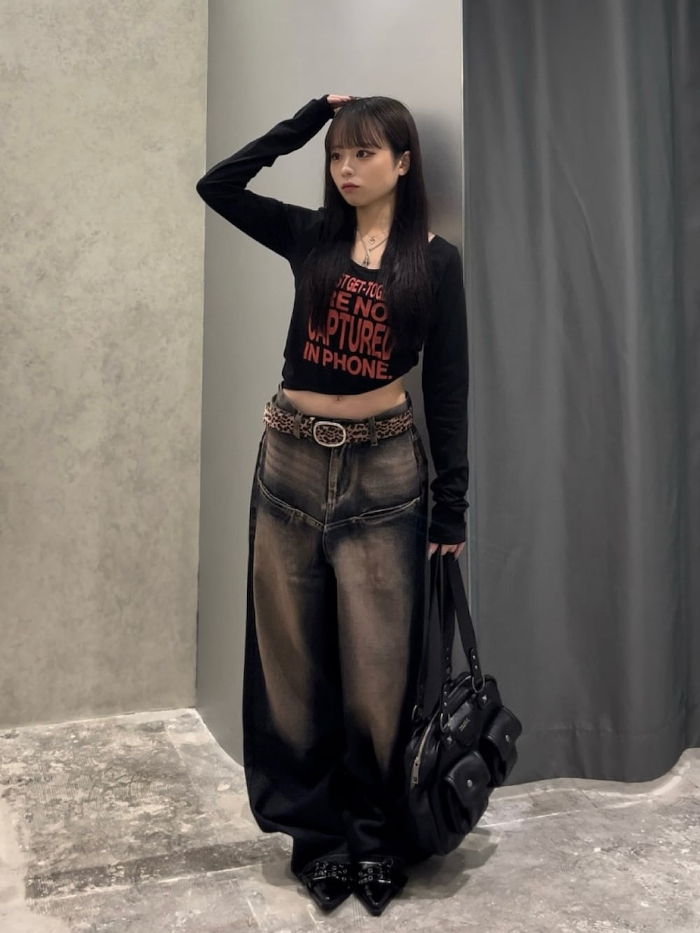 ブラック系のTシャツ/カットソー、ブルー系のデニムパンツ、ブラック系のパンプスを着用したレディースの秋コーディネートの3枚目の写真